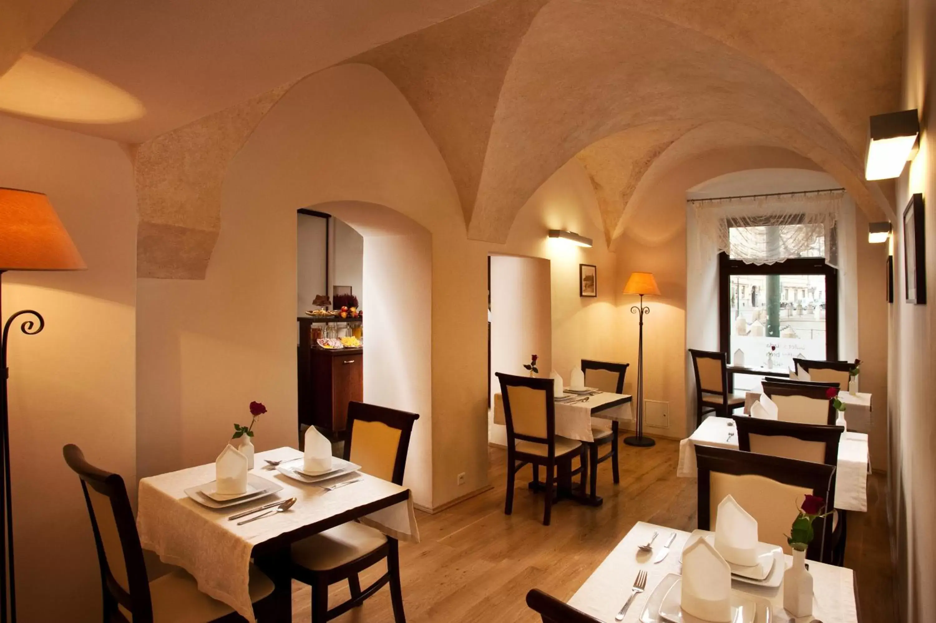 Restaurant/Places to Eat in Hotel Santi