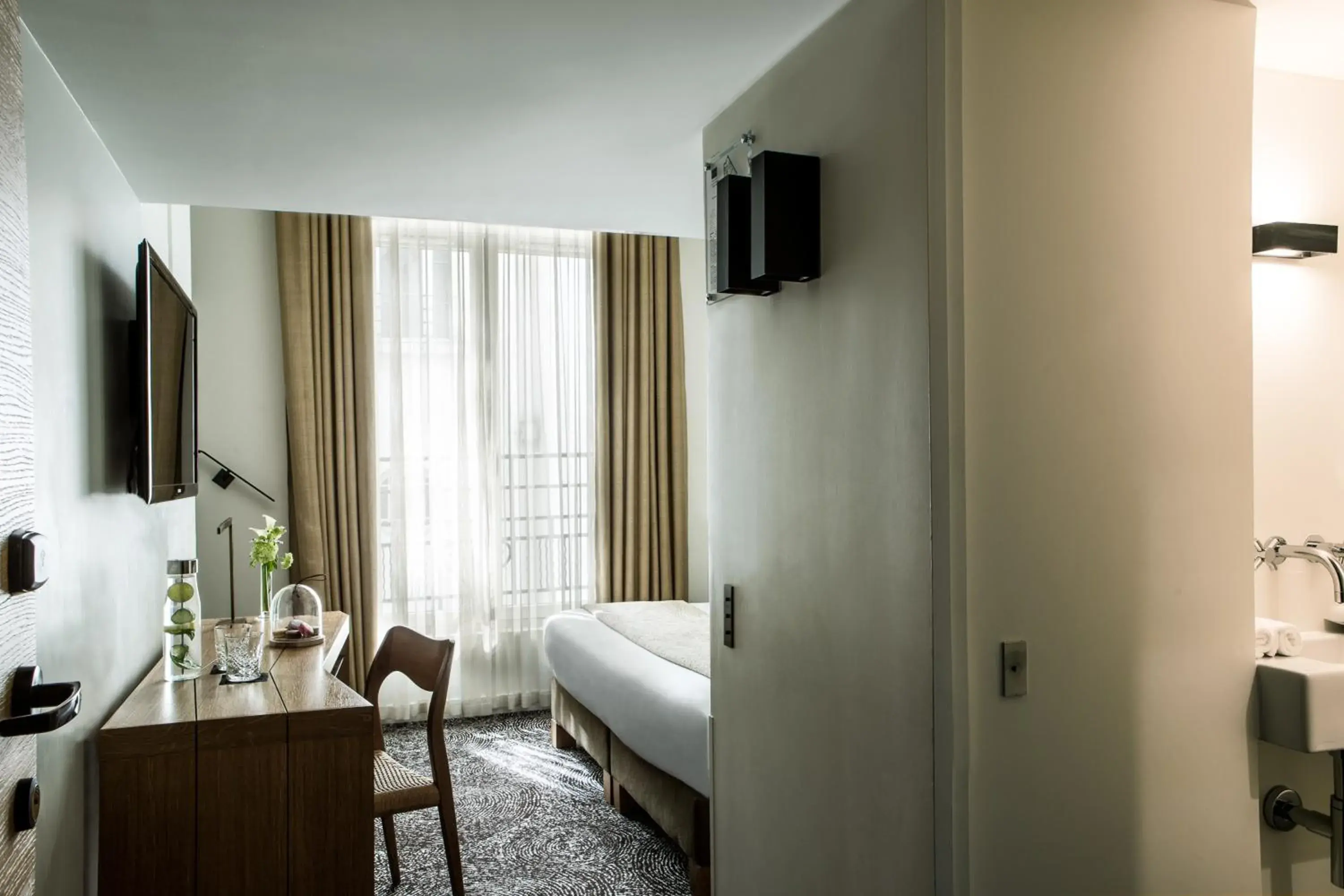 Bedroom, TV/Entertainment Center in Hotel Marignan Champs-Elysées