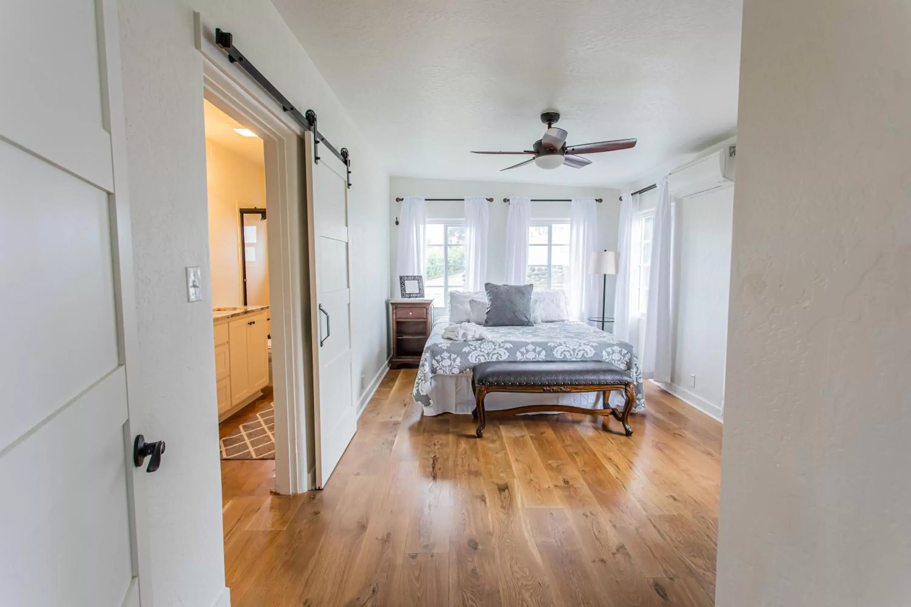 Photo of the whole room, Bed in Hummingbird Estate