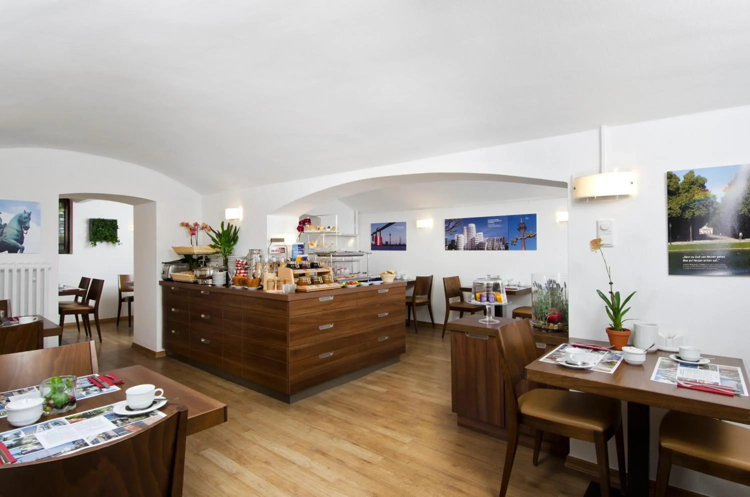 Coffee/tea facilities, Restaurant/Places to Eat in Hotel am Hofgarten