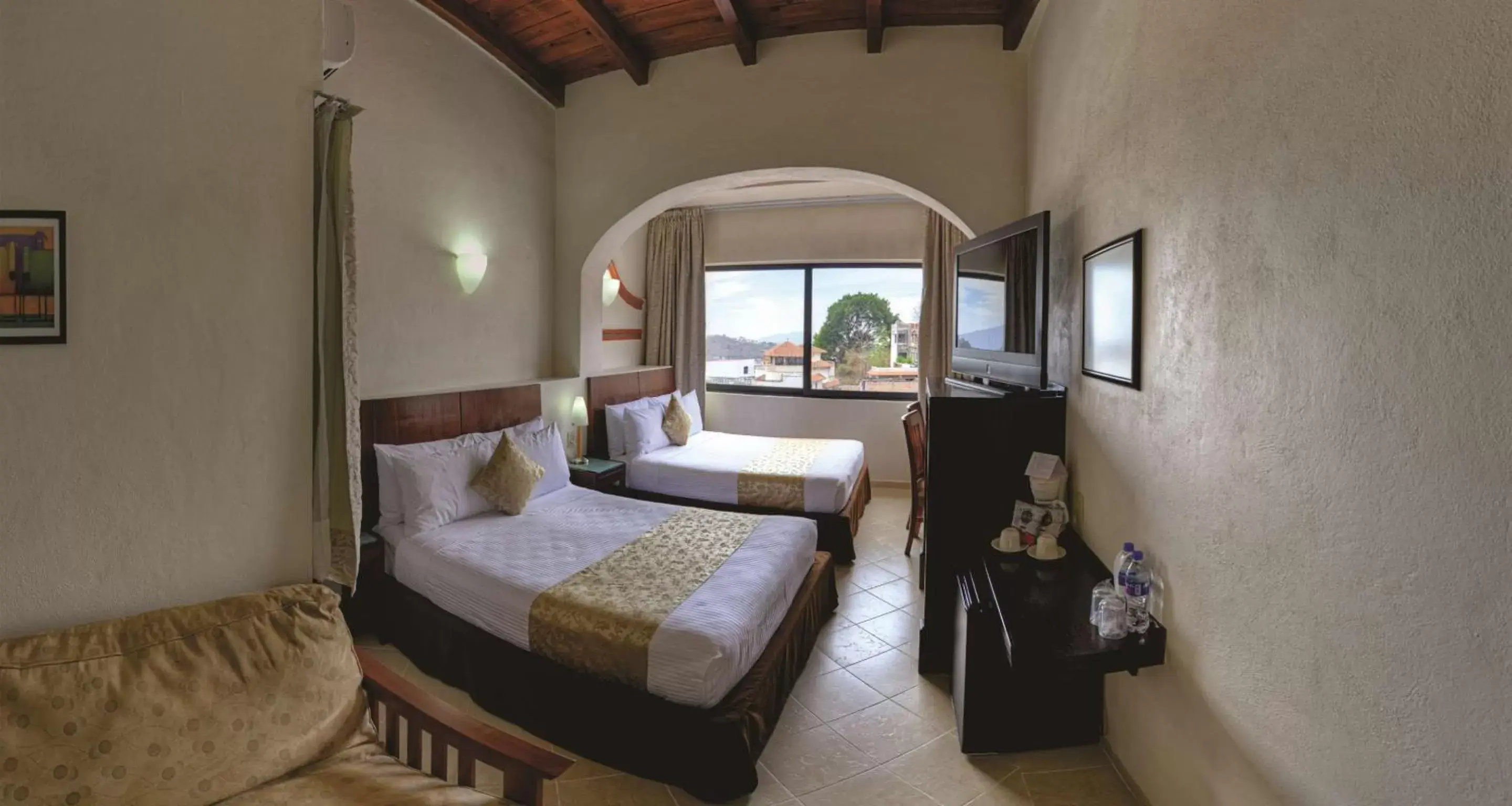 Photo of the whole room, Bed in Best Western Taxco