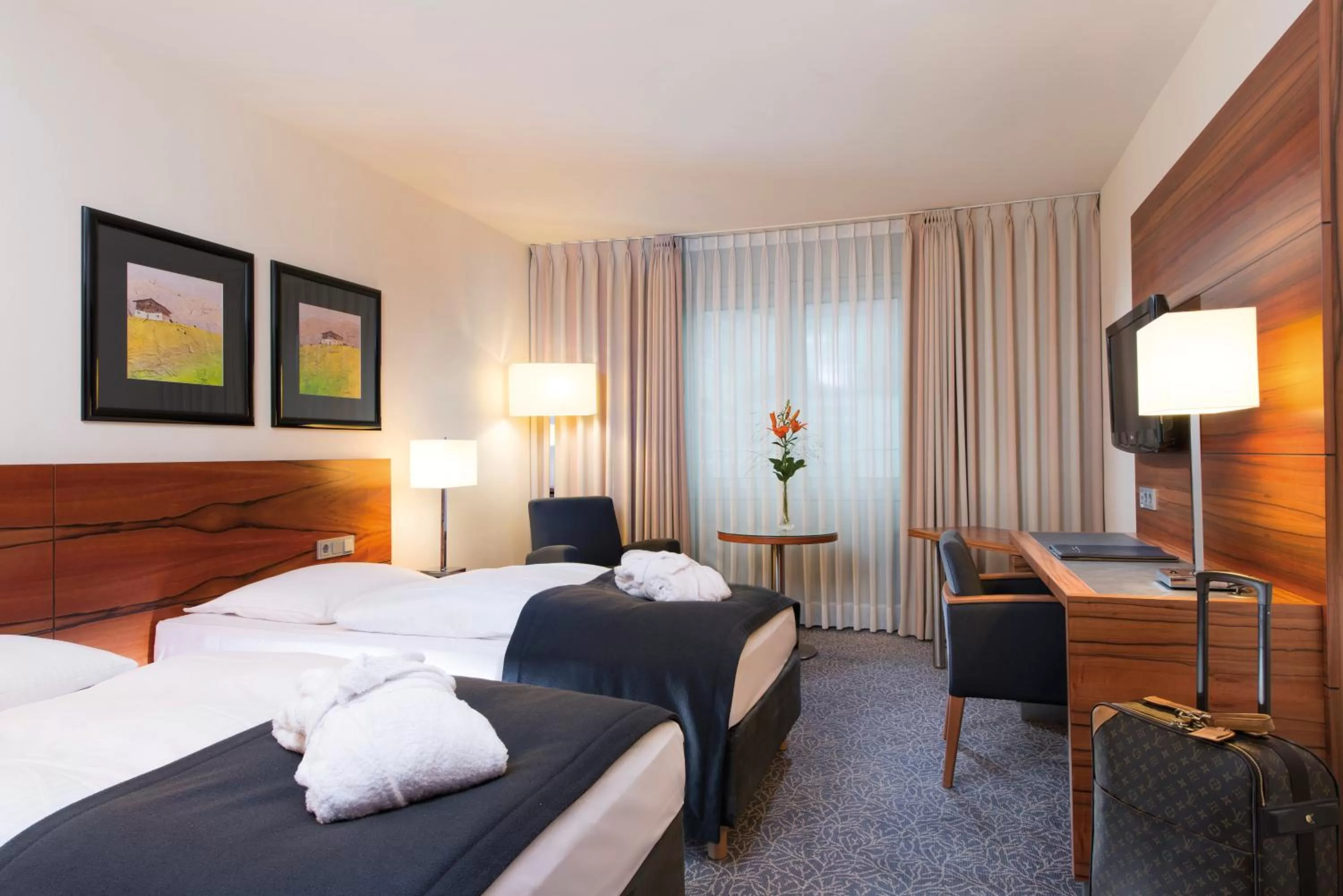 Photo of the whole room, Bed in Maritim Hotel München