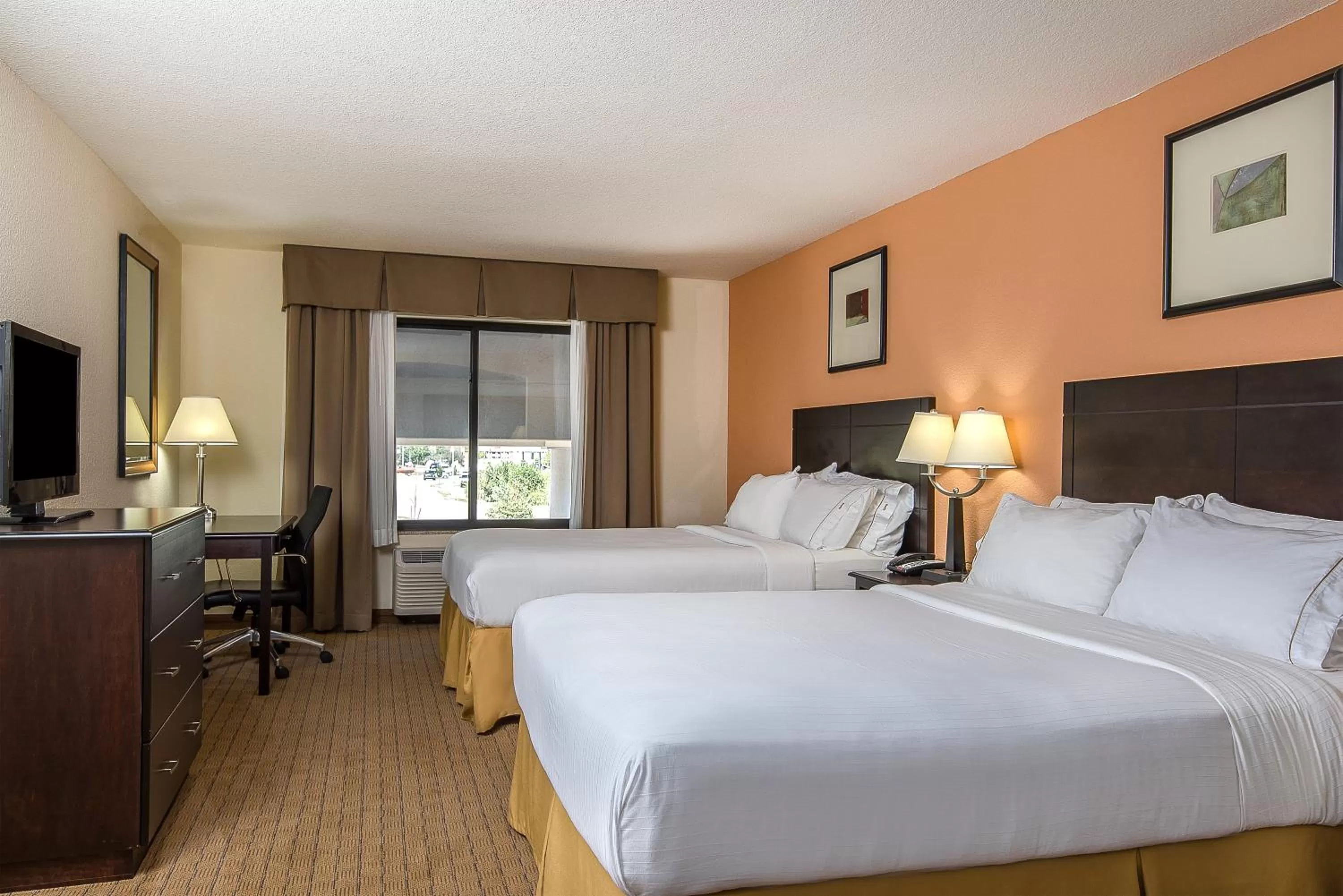Photo of the whole room, Bed in Holiday Inn Express and Suites Lafayette East by IHG