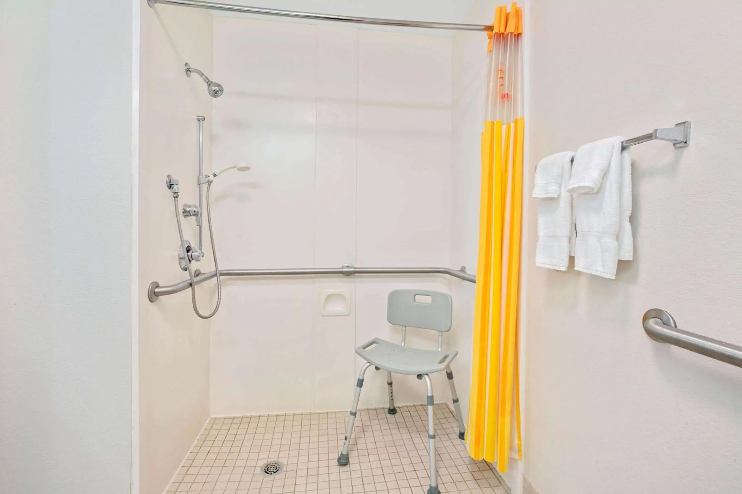 Shower, Bathroom in La Quinta by Wyndham DFW Airport South / Irving