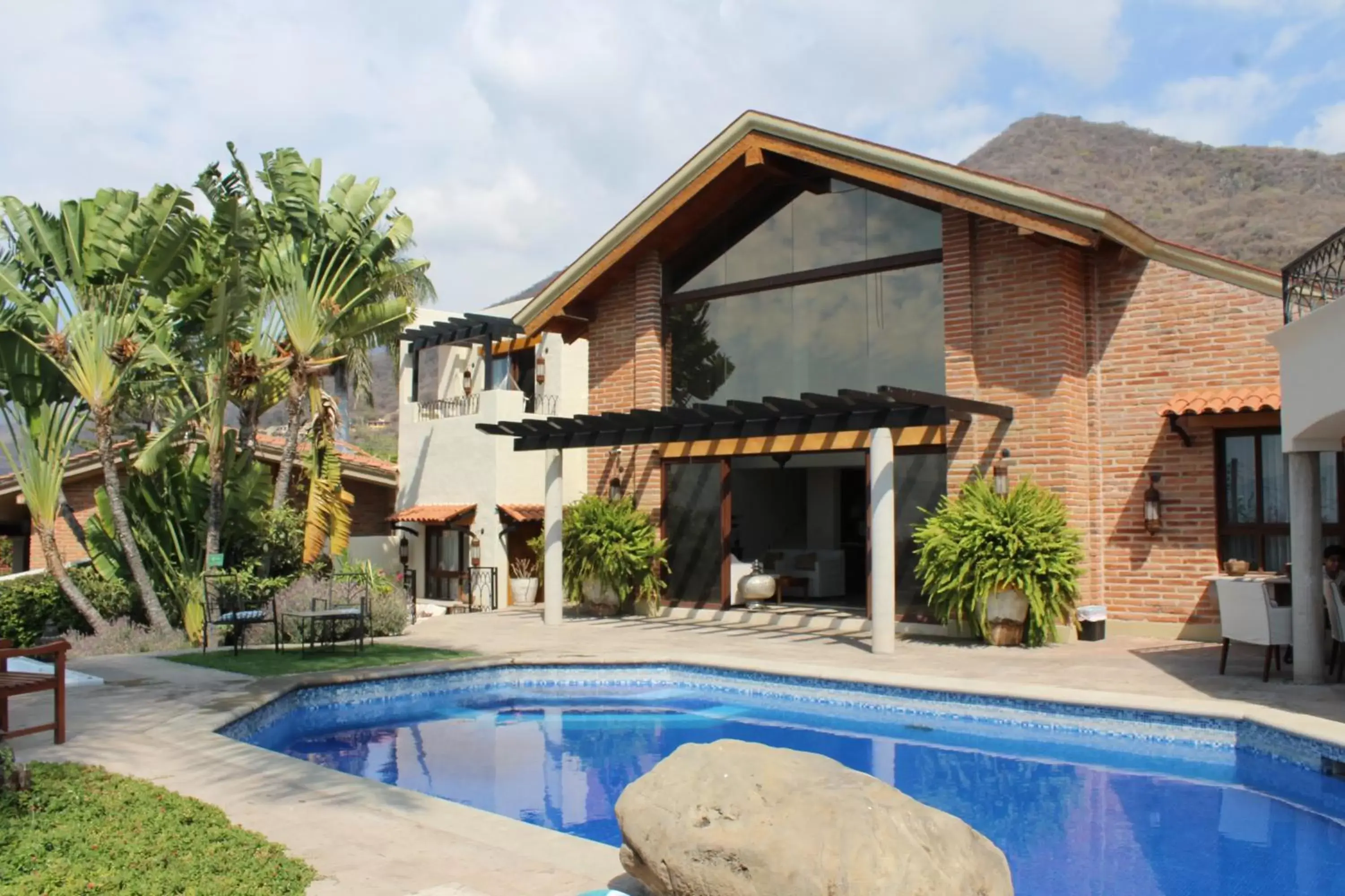 Swimming pool, Property Building in Hotel Lindo Ajijic Bed & Breakfast