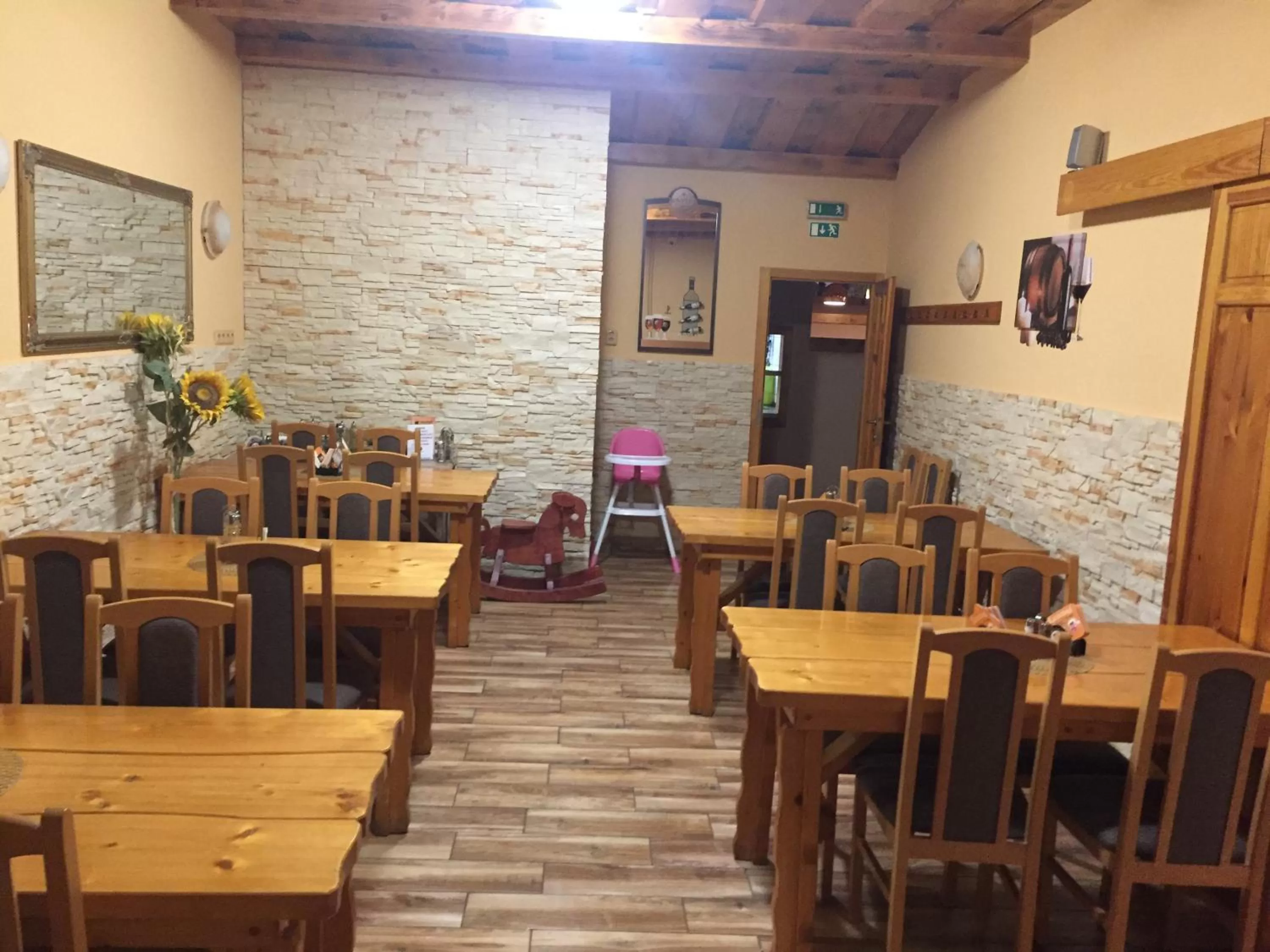 Restaurant/places to eat in Hotel Taurus