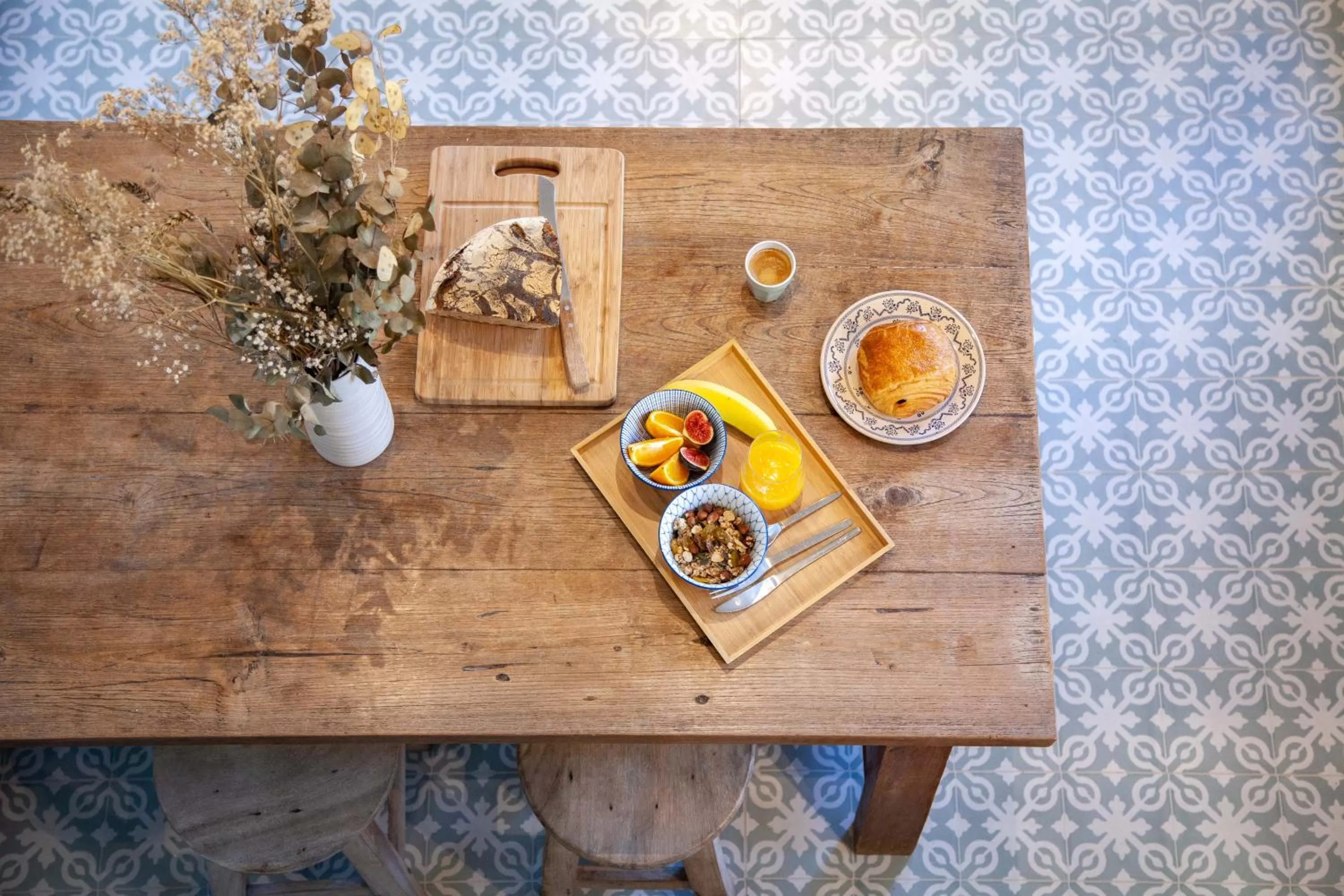 Dining area in LYONEST chambre d'hôtes