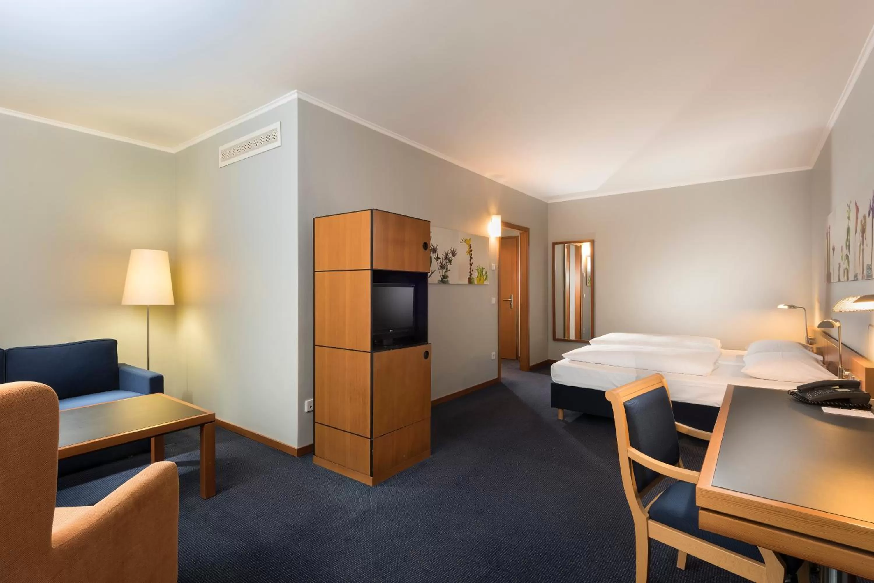 Photo of the whole room, Bed in Seminaris Hotel Potsdam Griebnitzsee