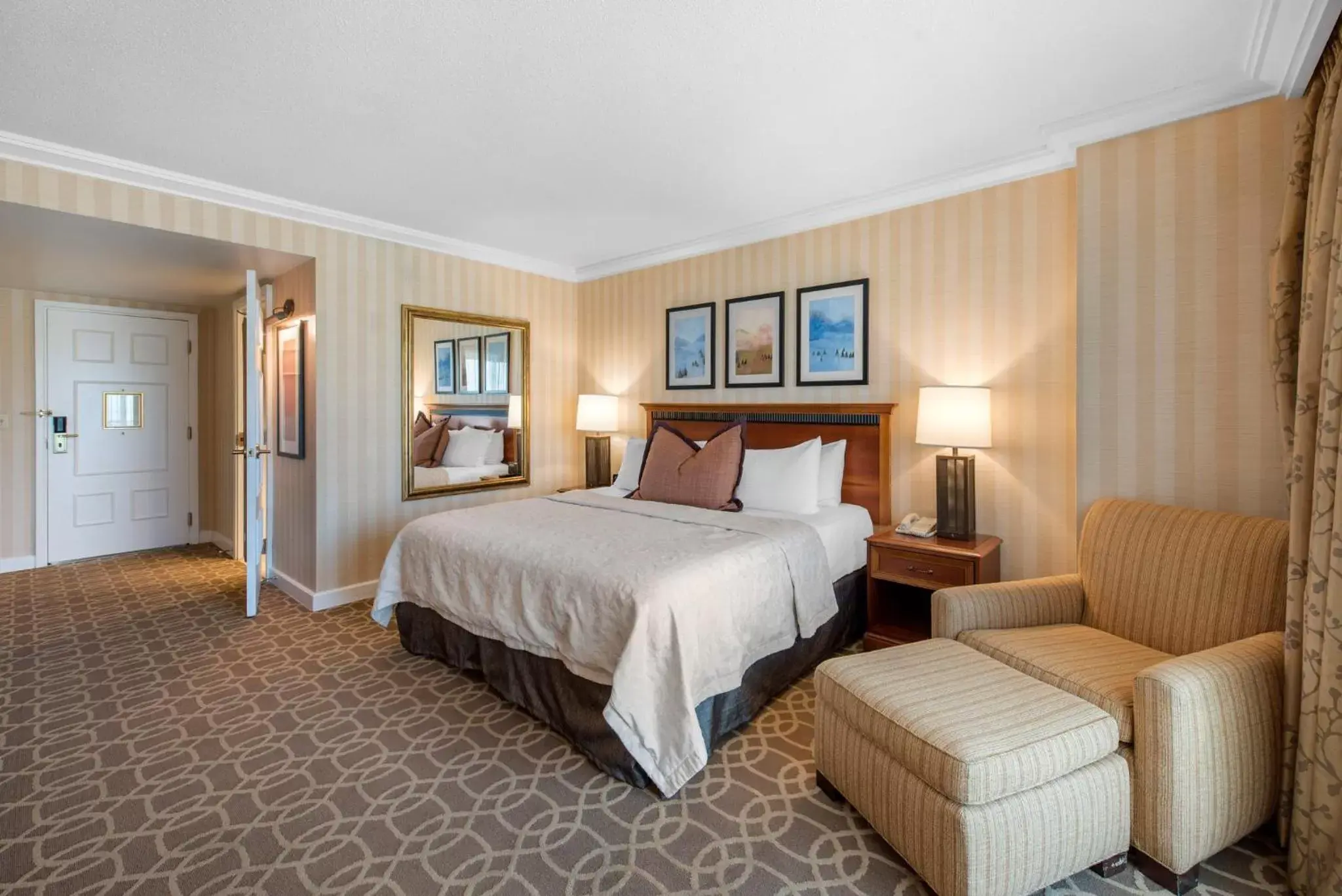 Photo of the whole room, Bed in Omni Interlocken Hotel