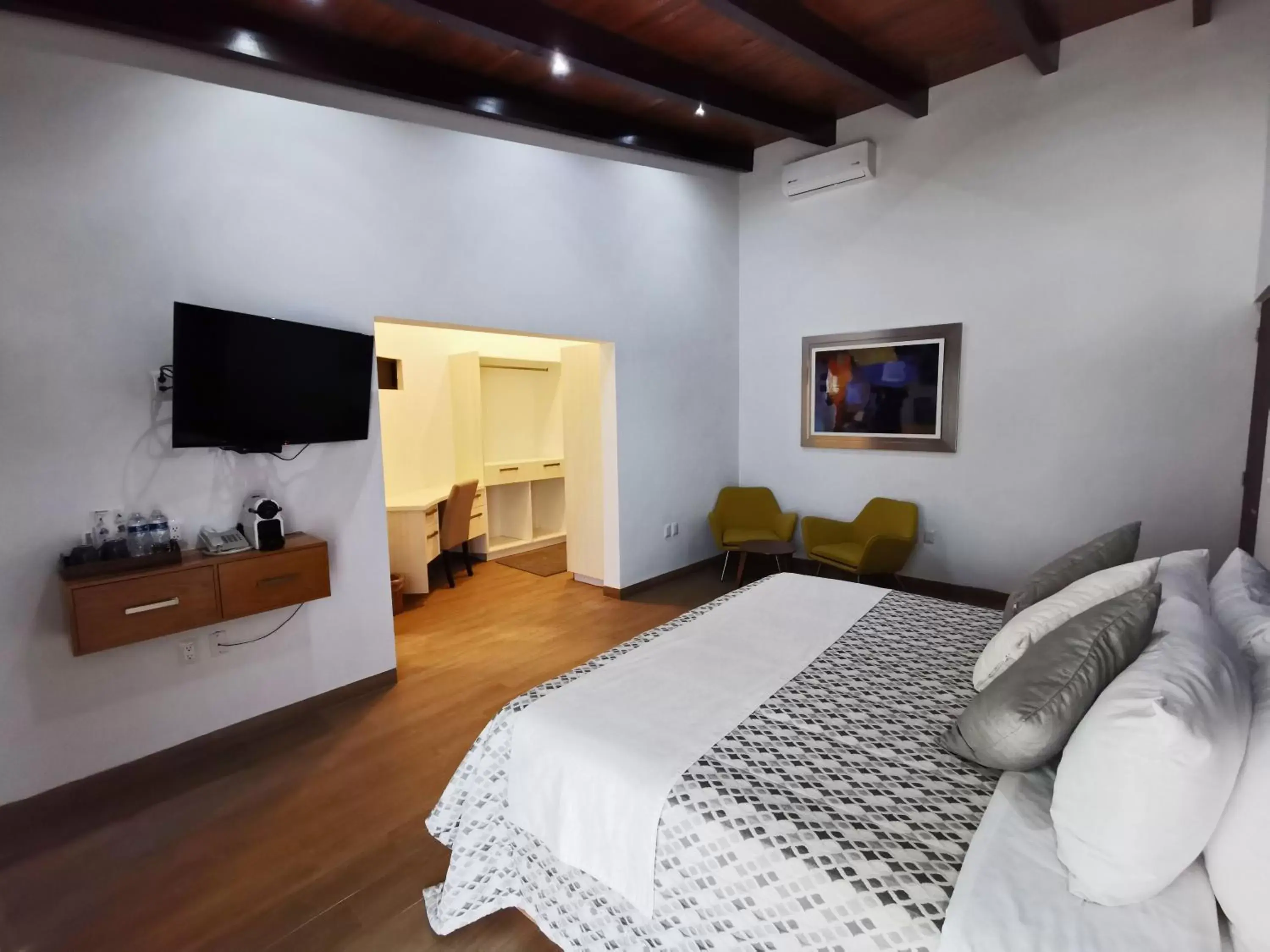 Bedroom, TV/Entertainment Center in Viña del Cielo