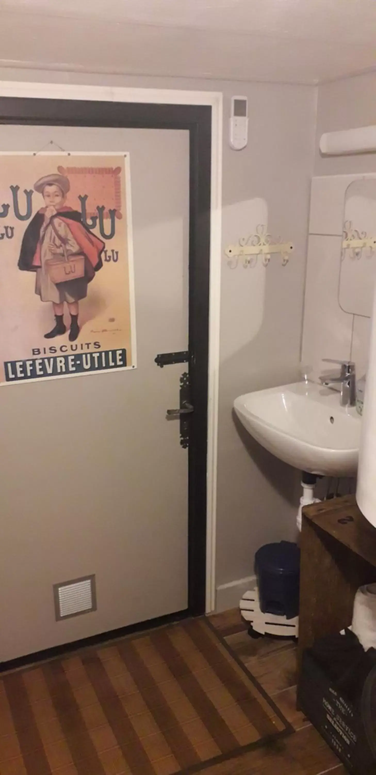 Bathroom in La roulotte des Trois Arbres