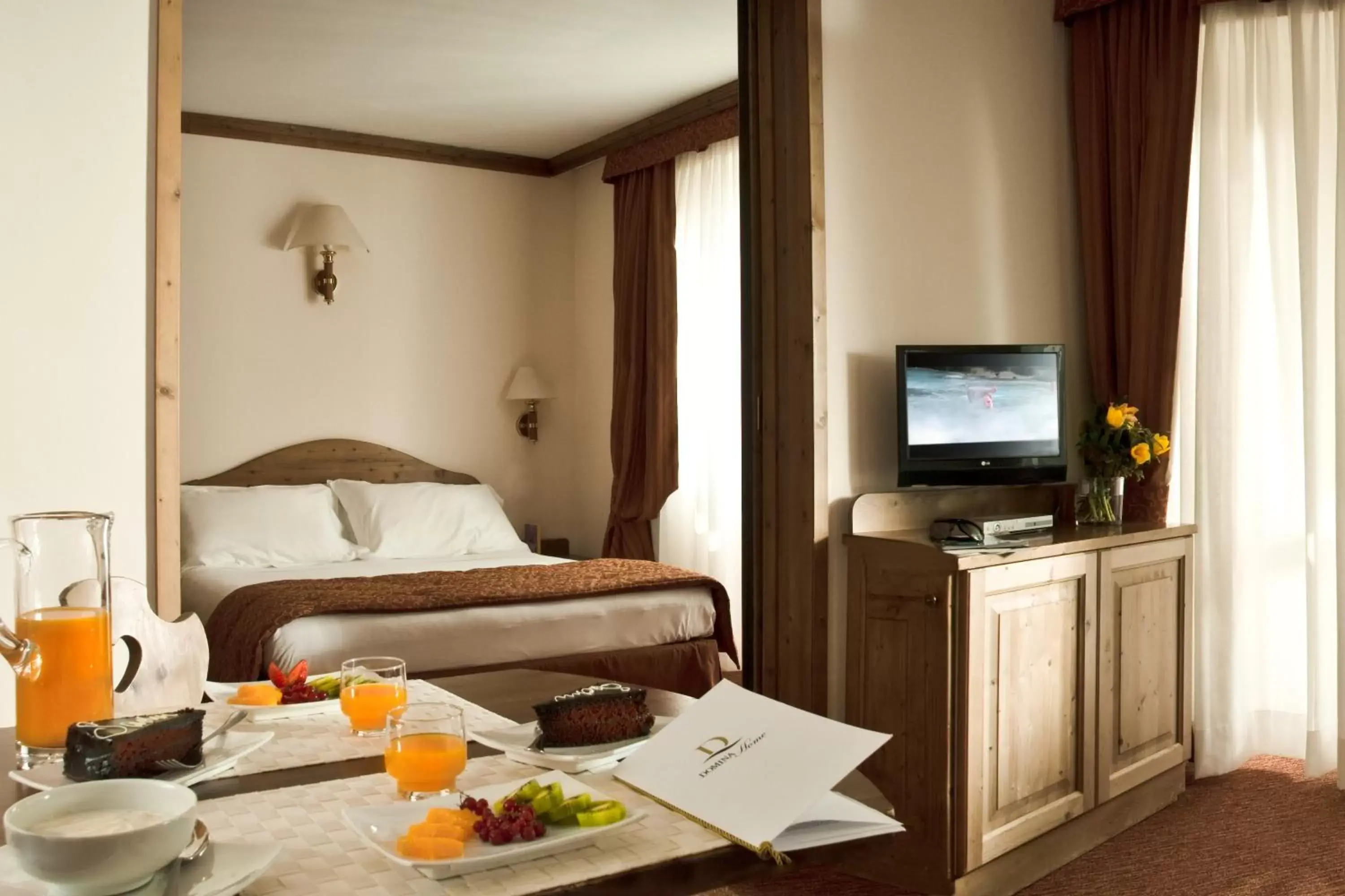 Bedroom, Bed in Hotel Alaska Cortina