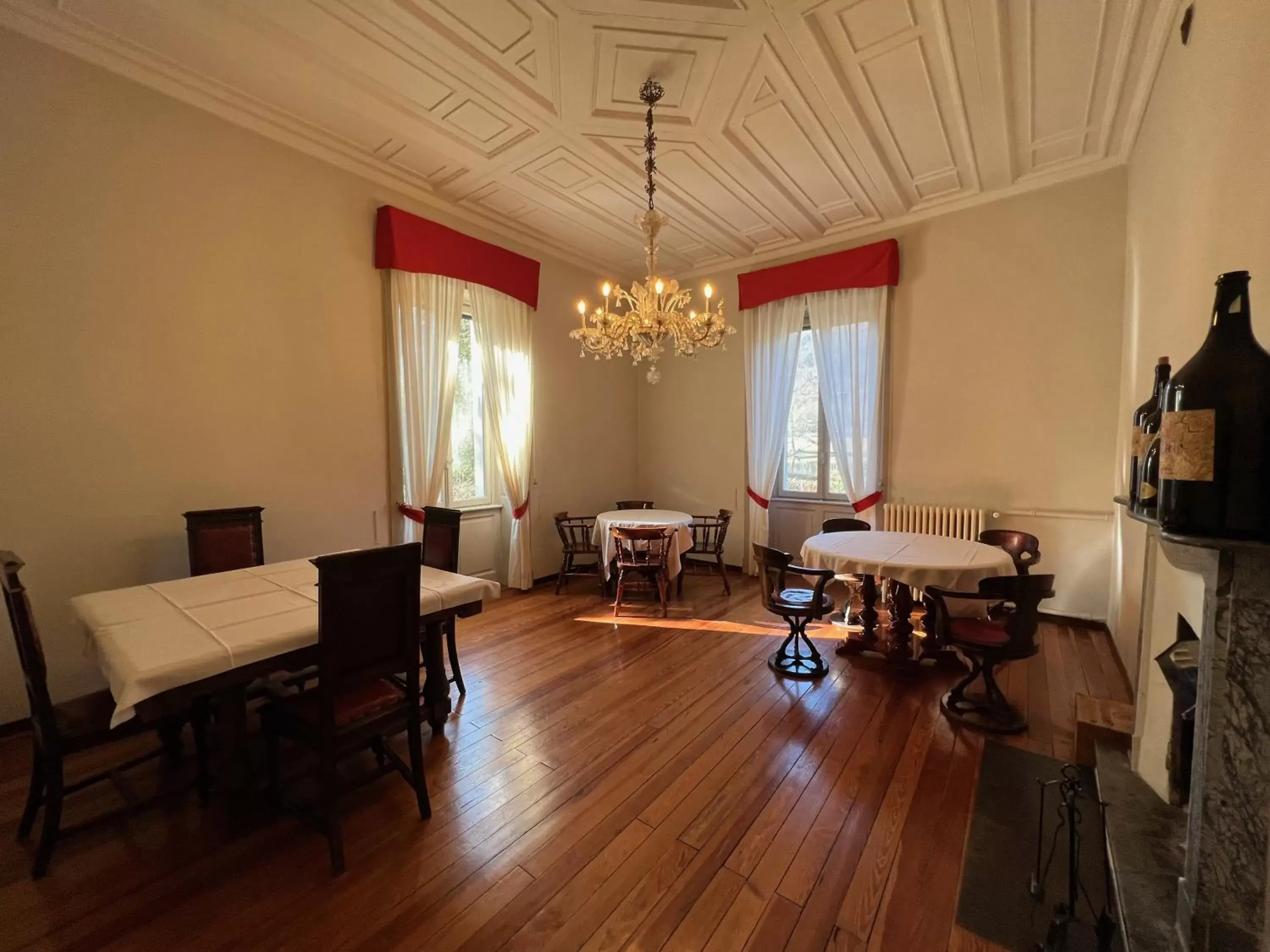 Seating area, Dining Area in La Villa del Lago