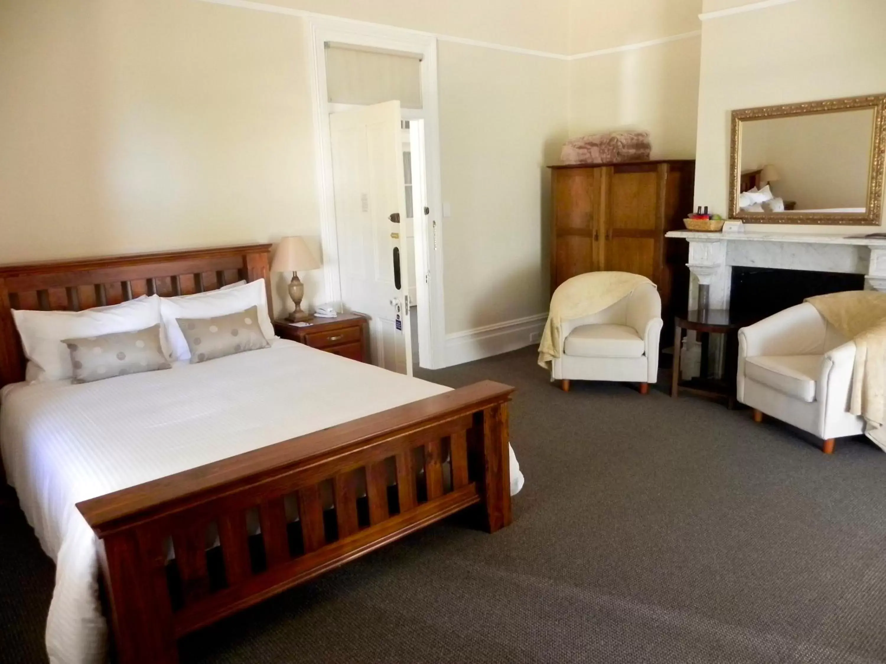 Bedroom, Bed in Moore Park Inn