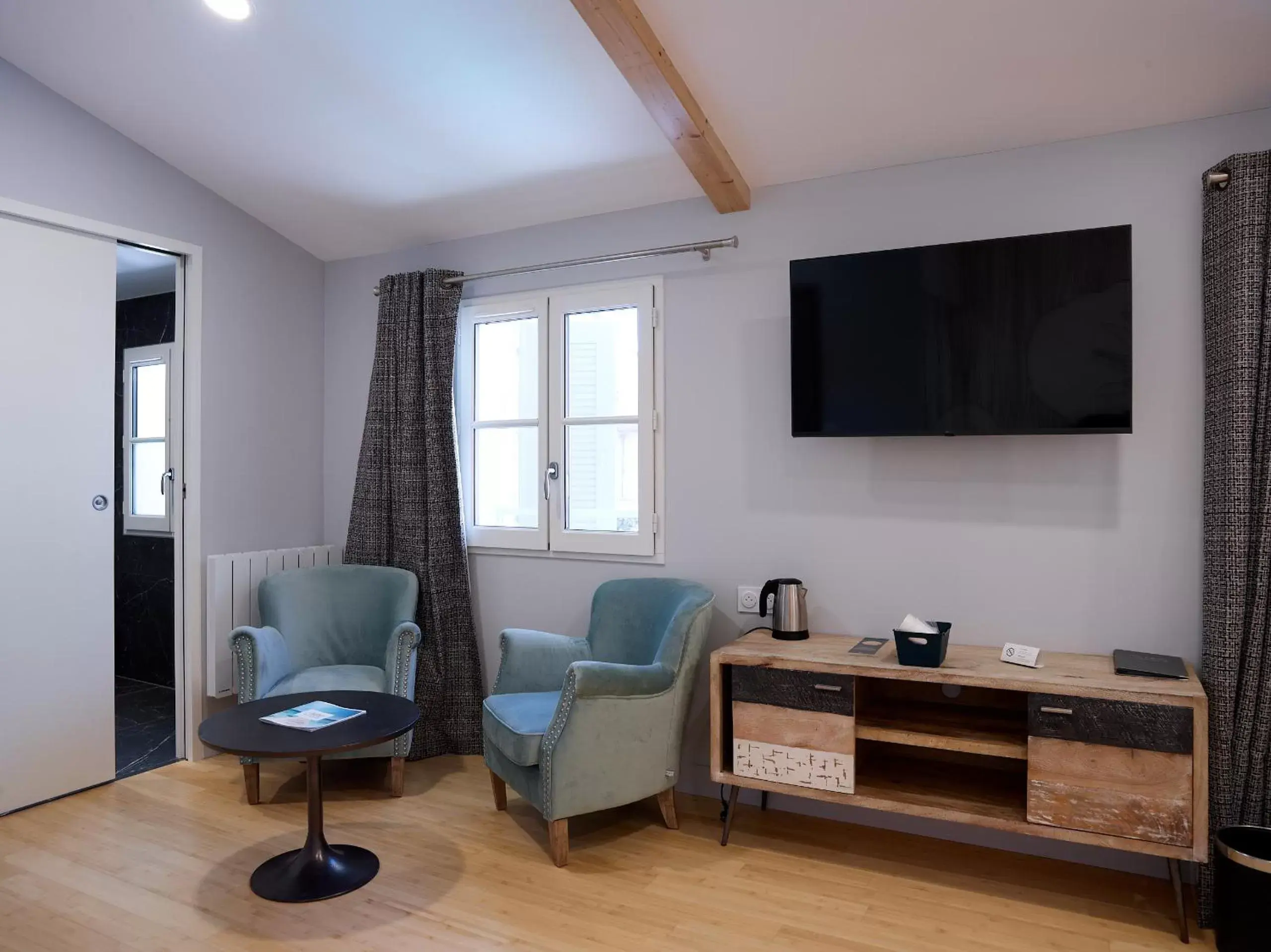 Seating area, TV/Entertainment Center in Hôtel Le Galion