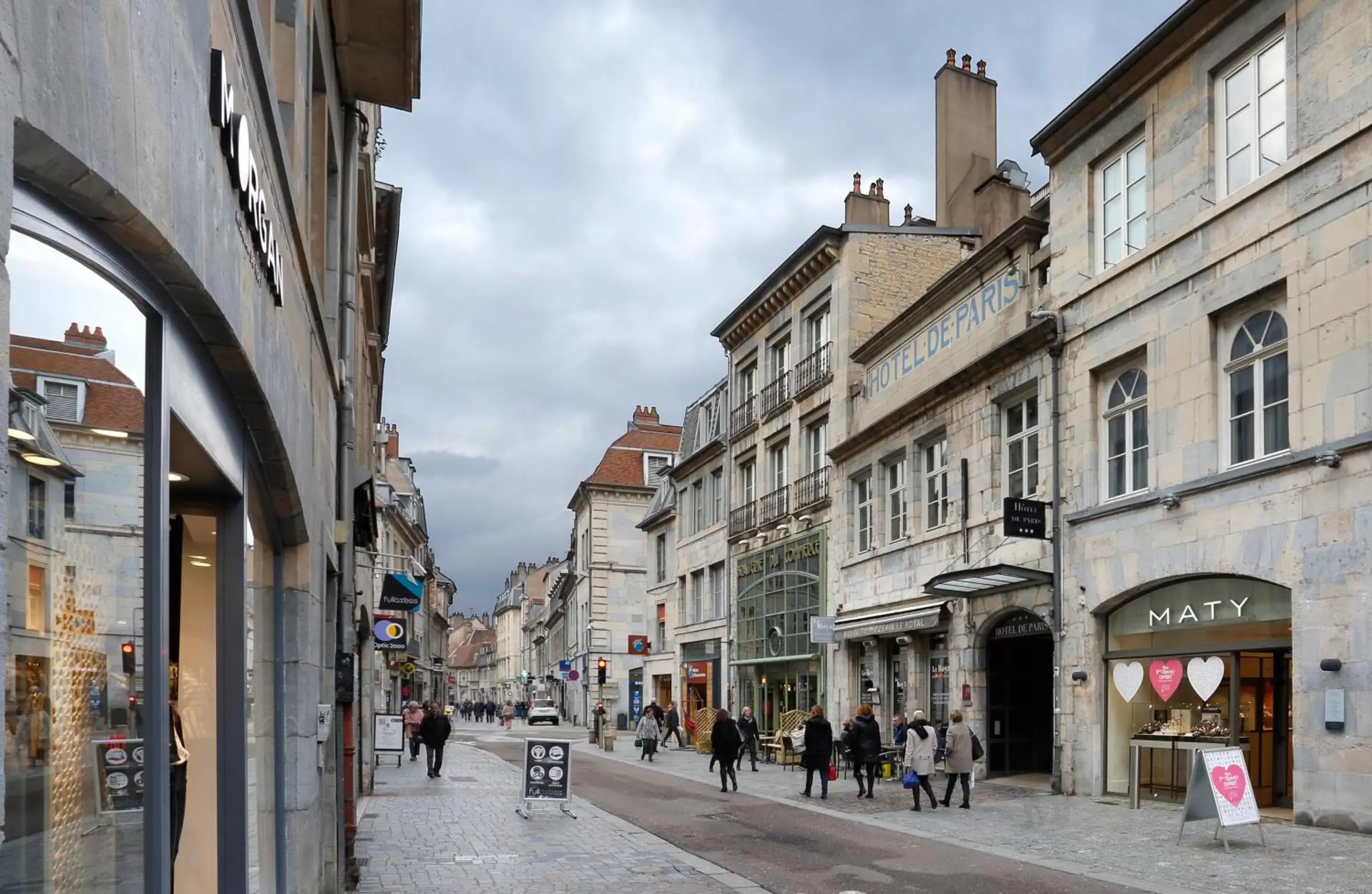 Neighbourhood, Neighborhood in Hôtel de Paris