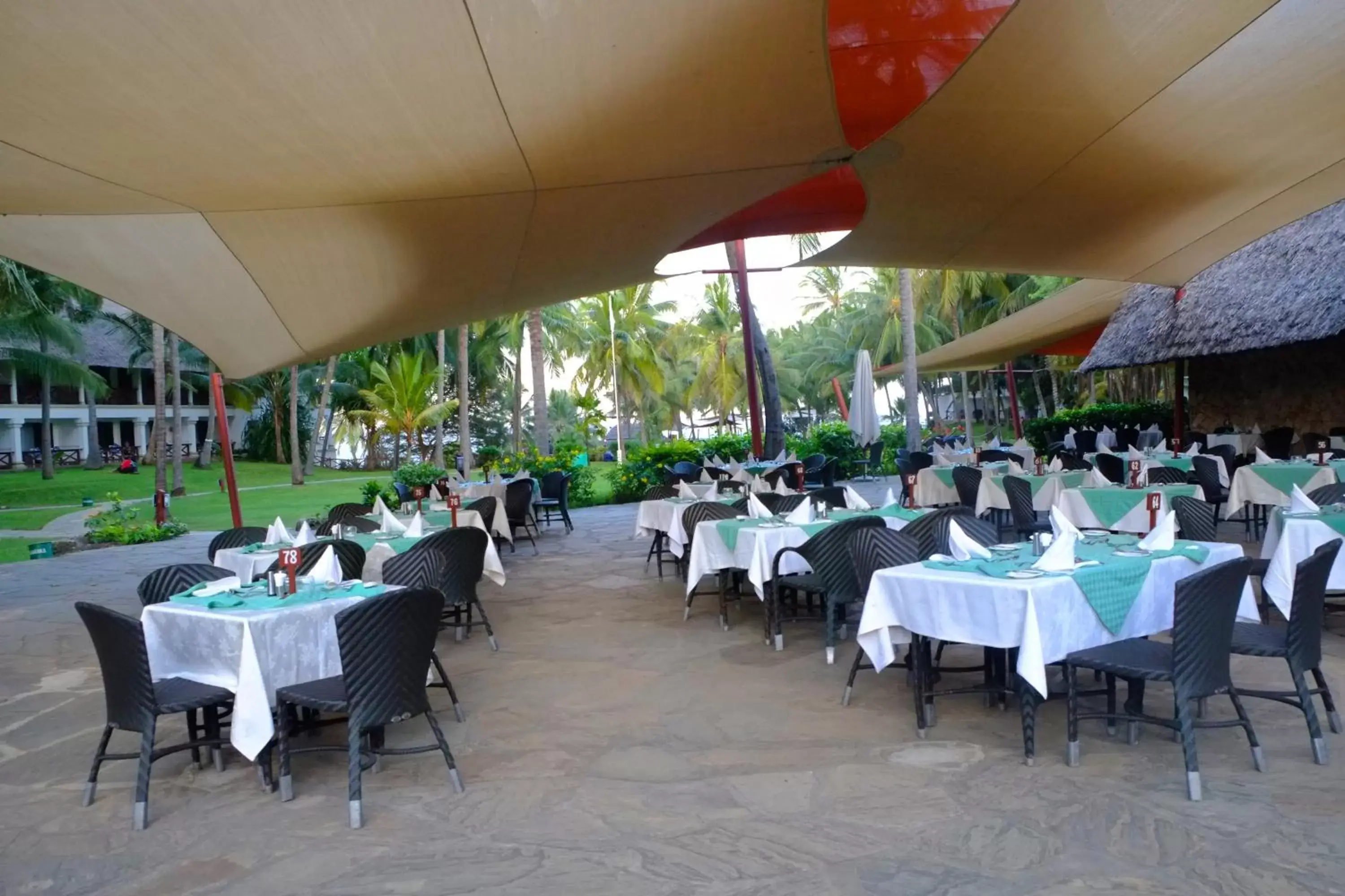 Restaurant/Places to Eat in Voyager Beach Resort