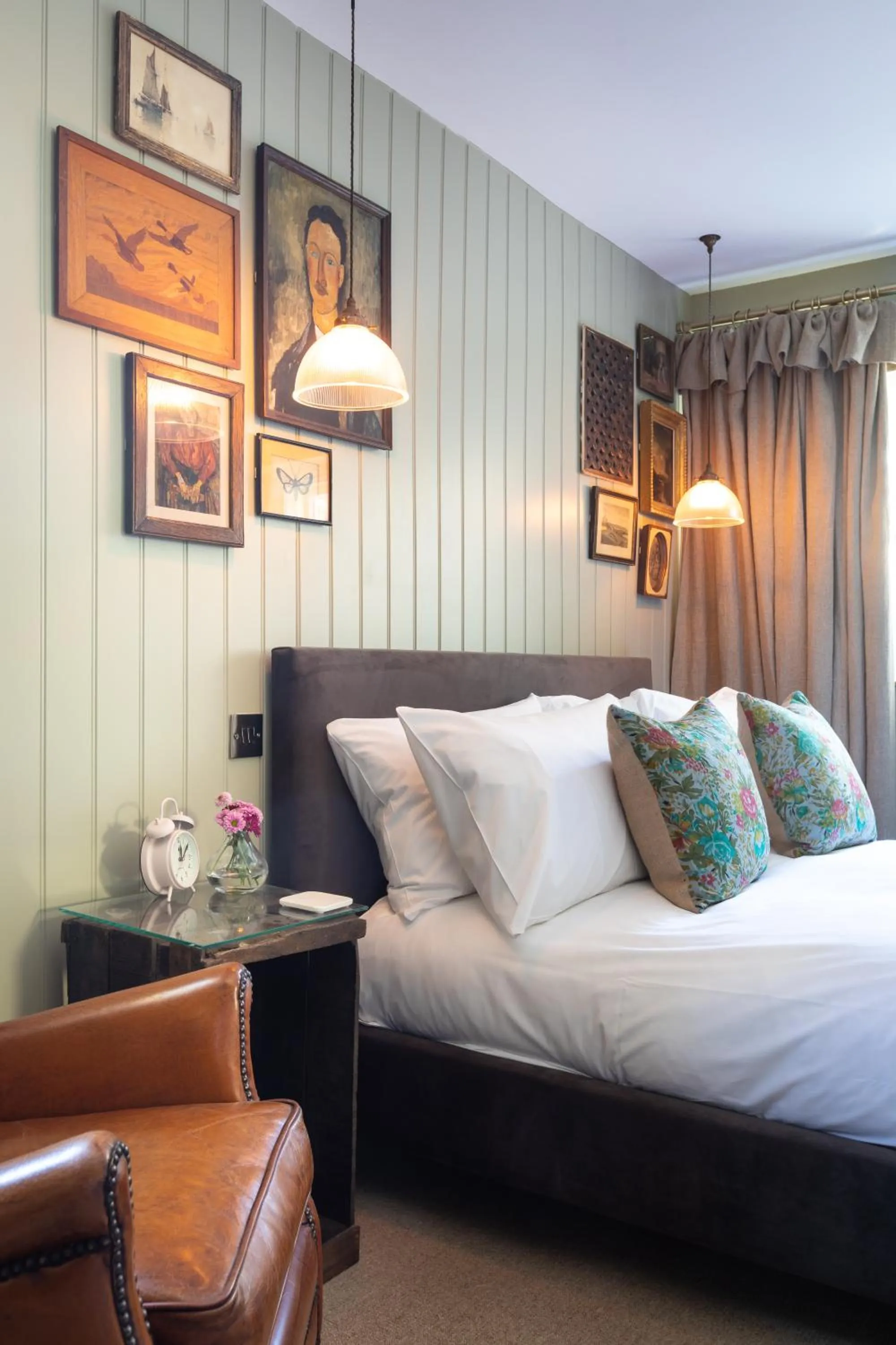 Bedroom, Bed in The Frogmill Hotel