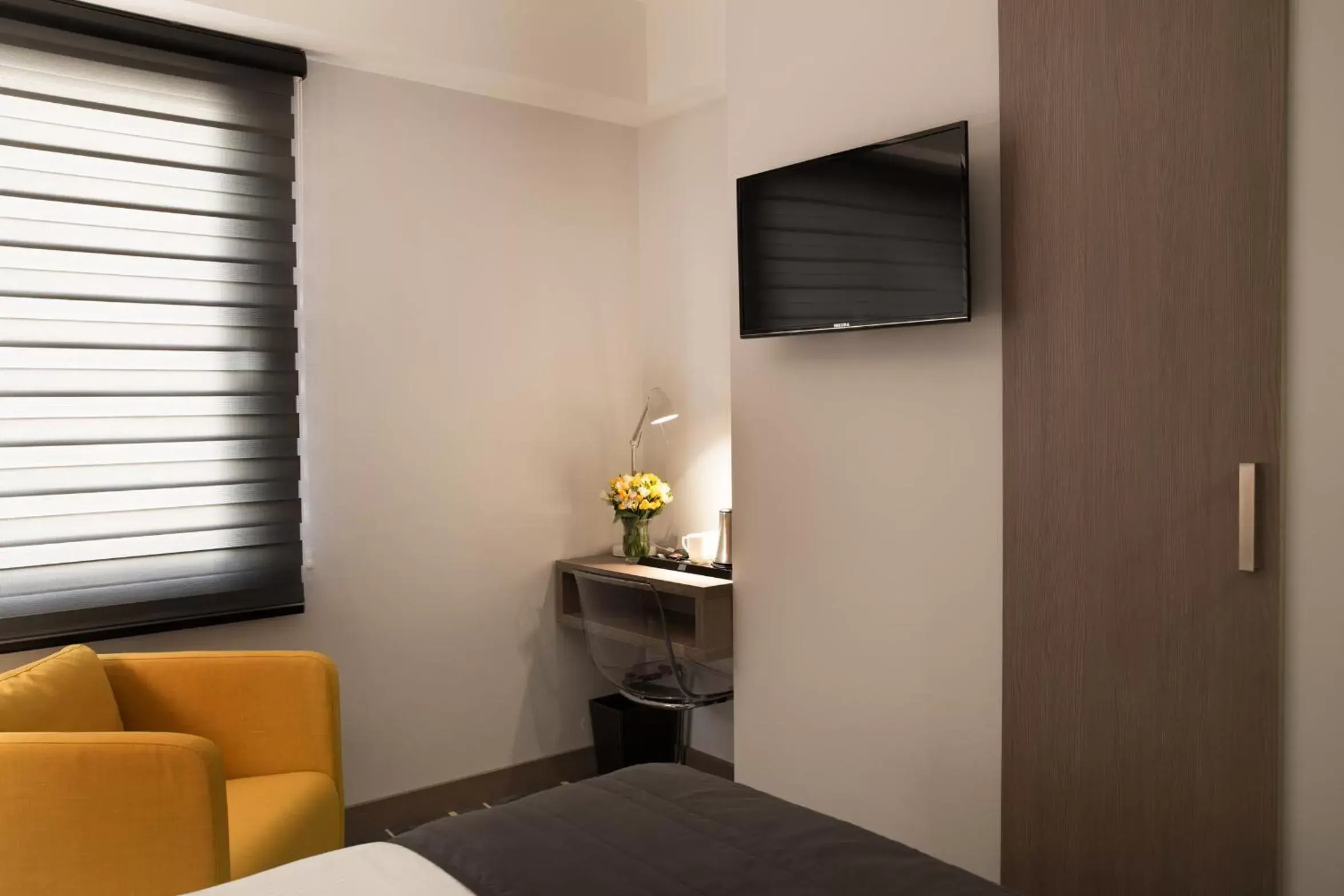 Bed, TV/Entertainment Center in Nova Hotel Yerevan