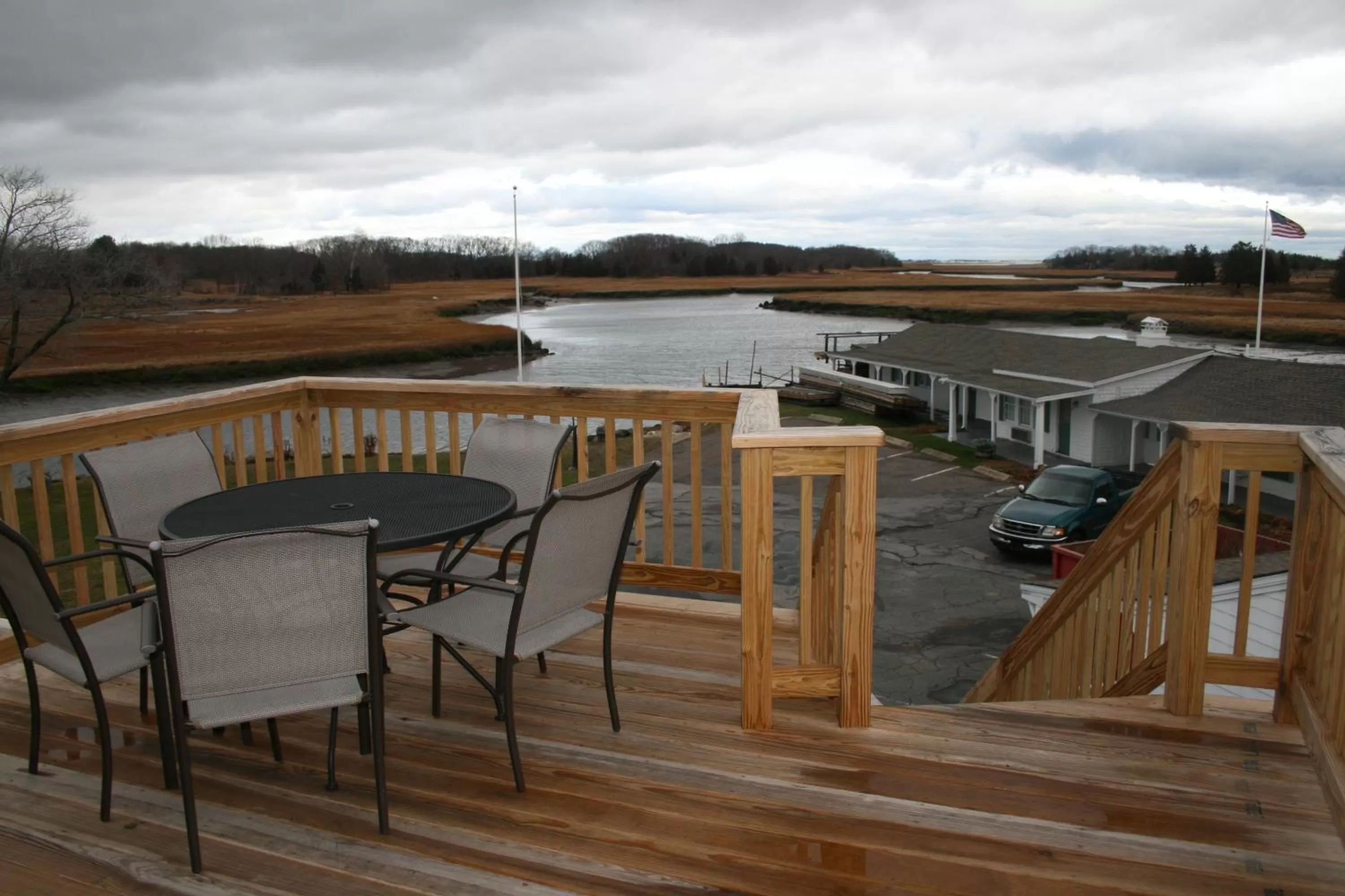 Balcony/Terrace in Shea's Riverside Inn & Motel