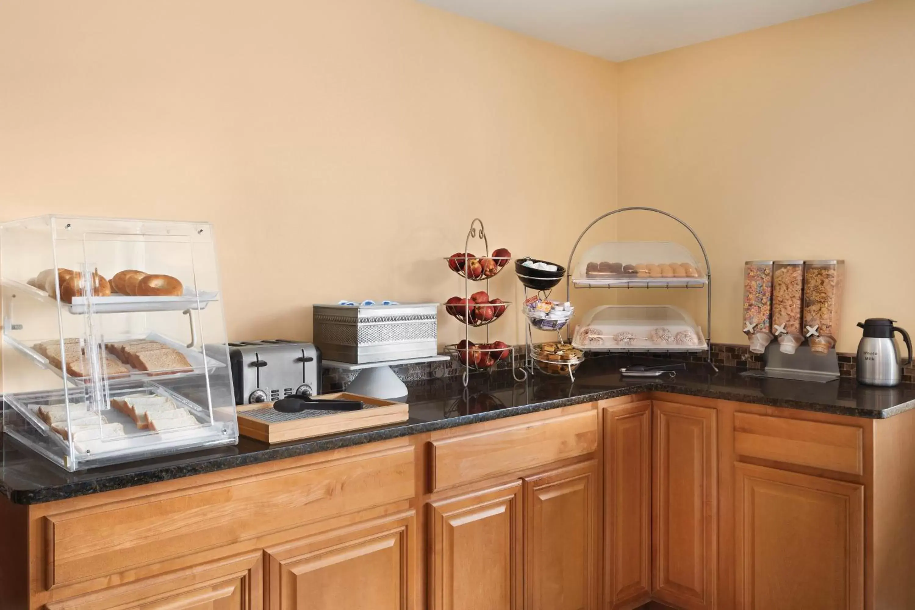 Coffee/tea facilities in Days Inn by Wyndham Middletown/Newport Area