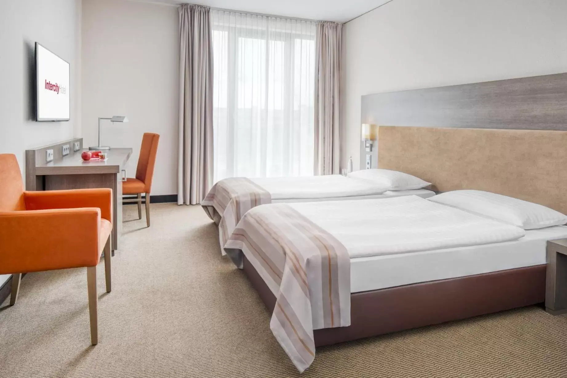 Photo of the whole room, Bed in IntercityHotel Dresden