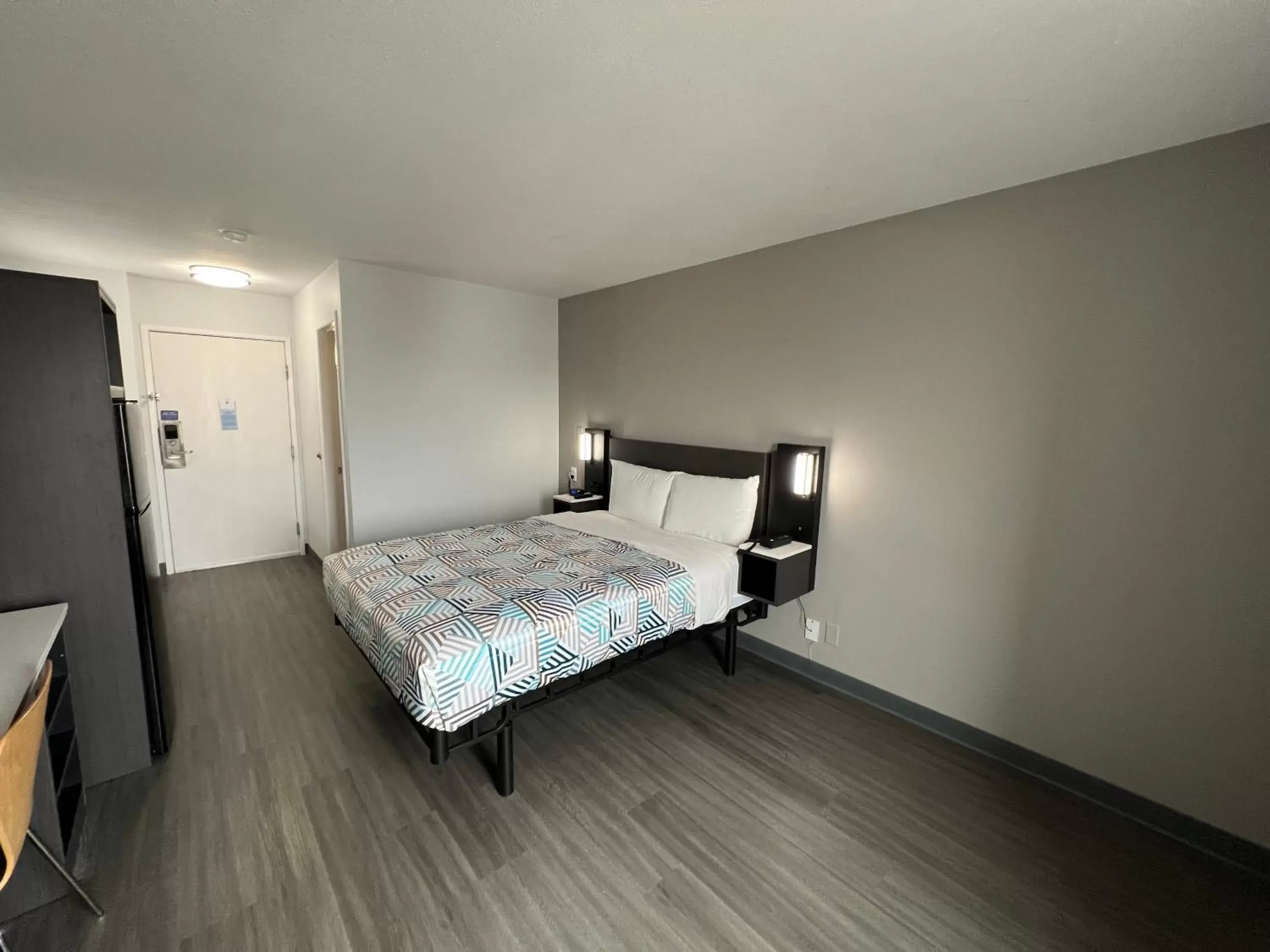 Bedroom, Bed in Studio 6 Altoona, IA - Des Moines East