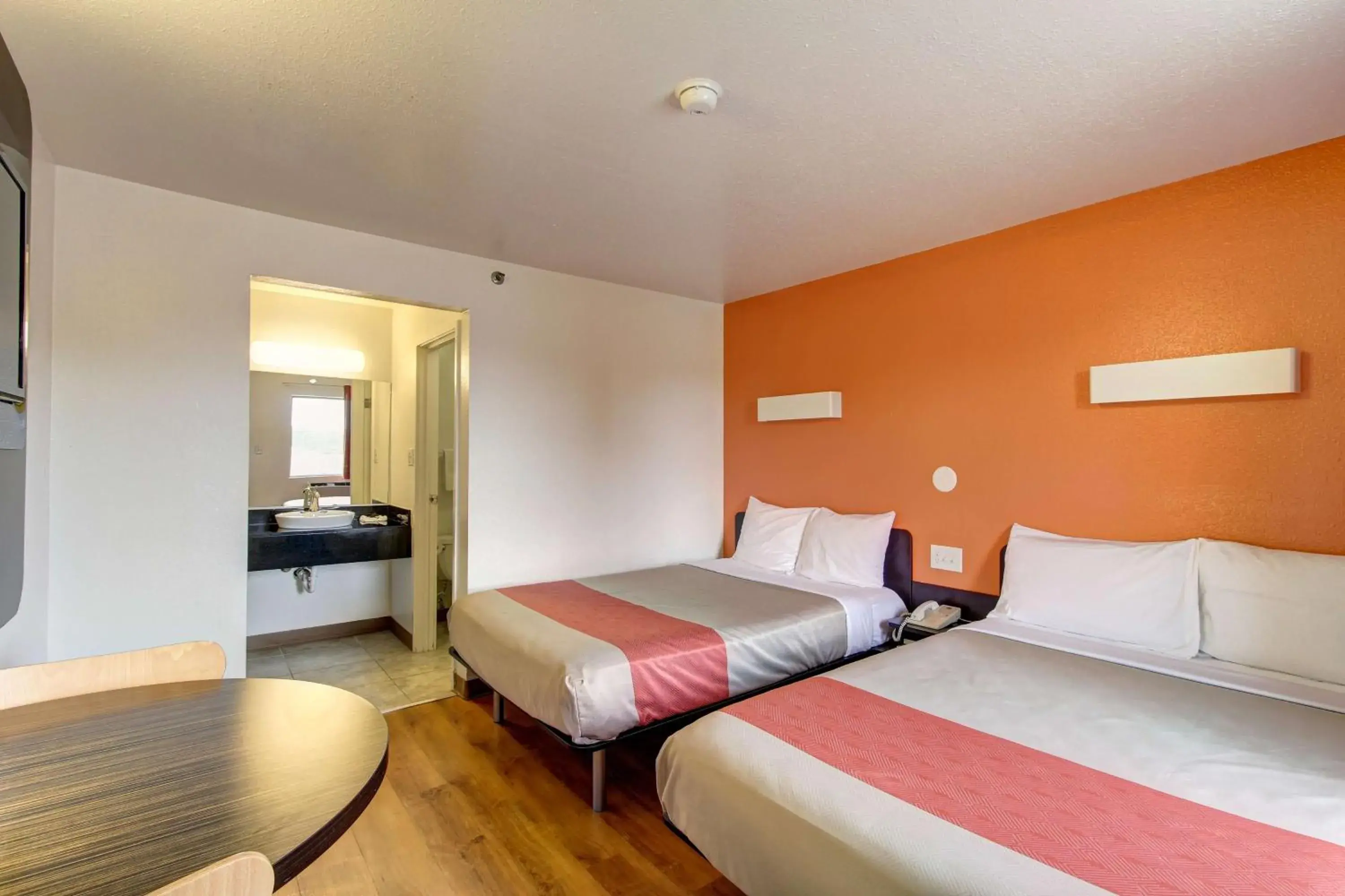 TV and multimedia, Room Photo in Motel 6-Amherst, OH - Cleveland West - Lorain