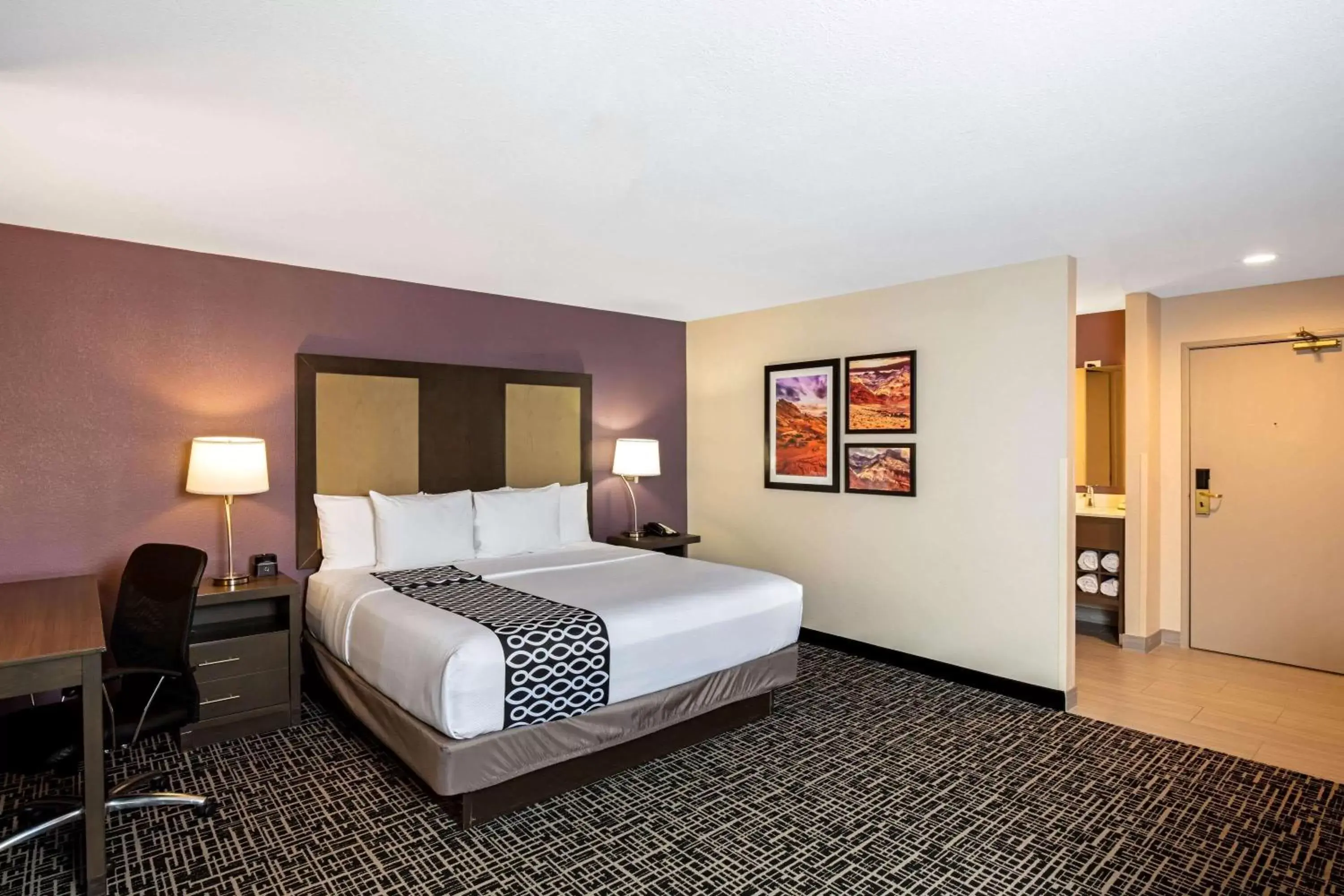 Photo of the whole room, Bed in La Quinta Inn & Suites by Wyndham Las Vegas Nellis