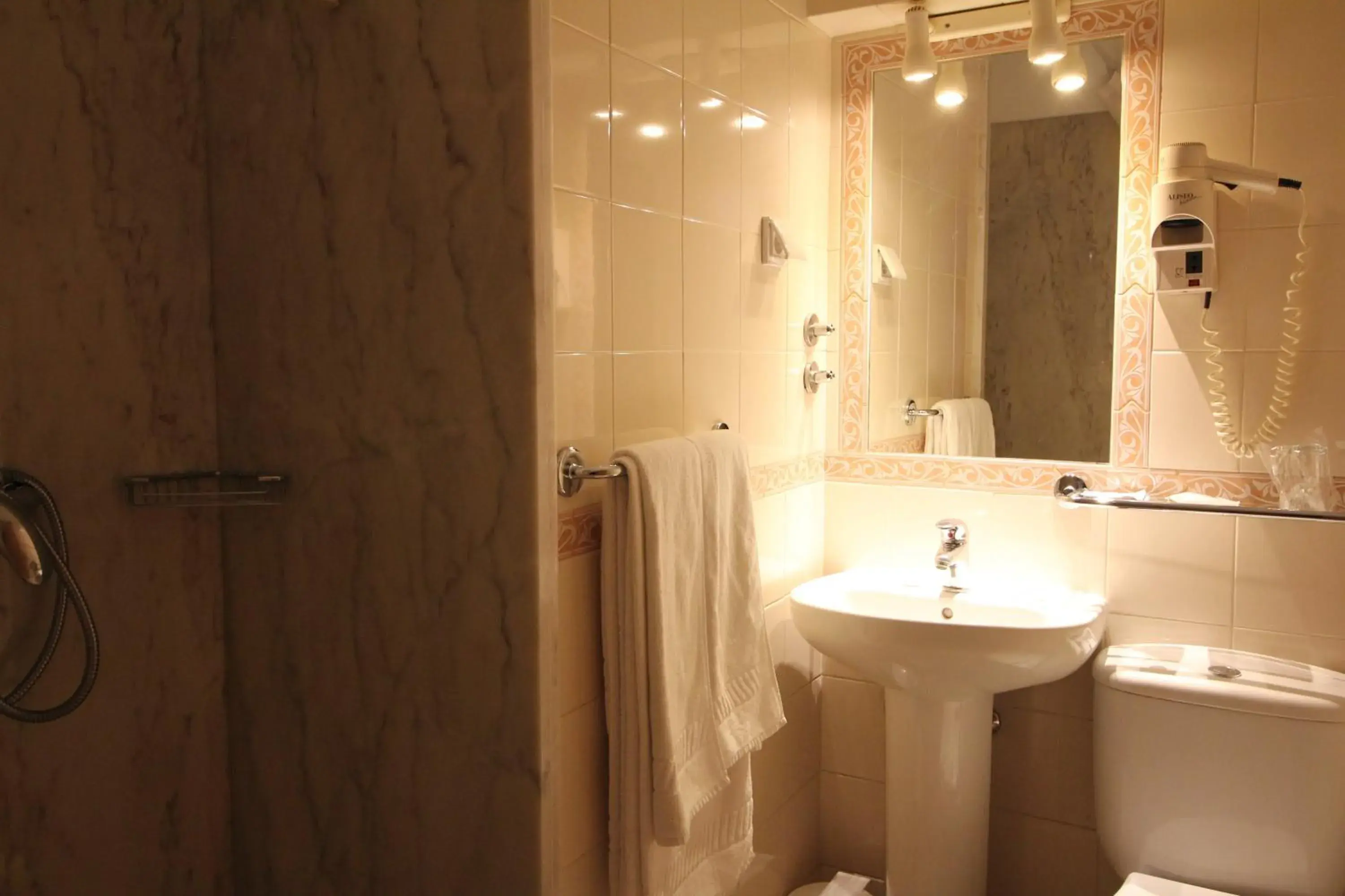 Bathroom in Imperador Hotel