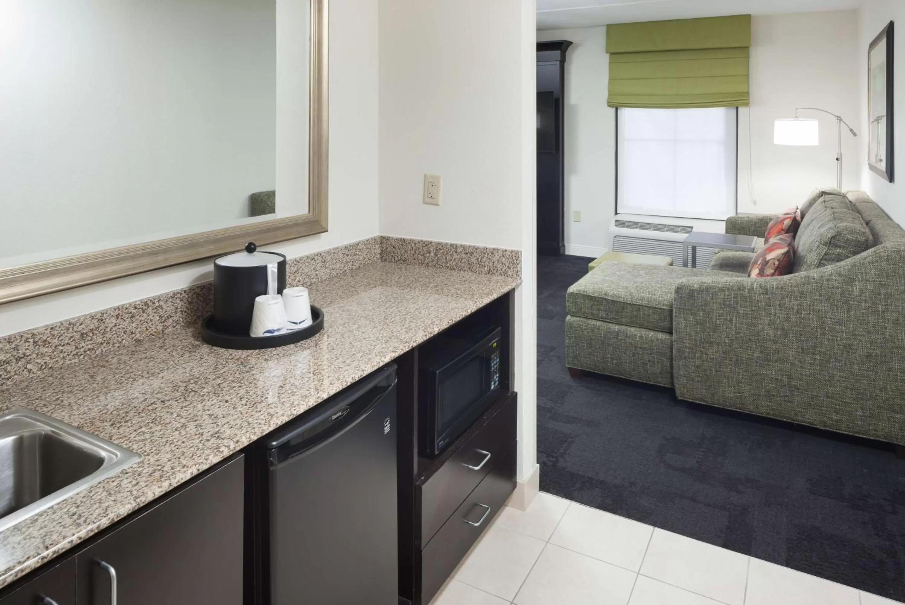 Kitchen or kitchenette in Hampton Inn & Suites Gainesville Downtown