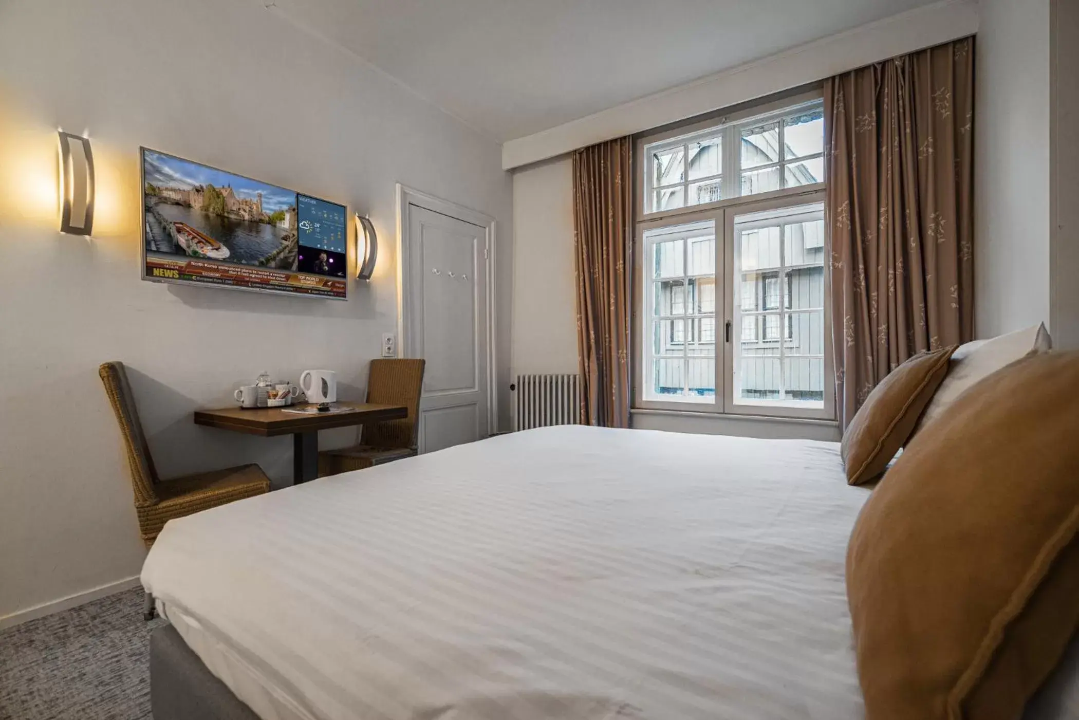 Photo of the whole room, Bed in Hotel Bourgoensch Hof