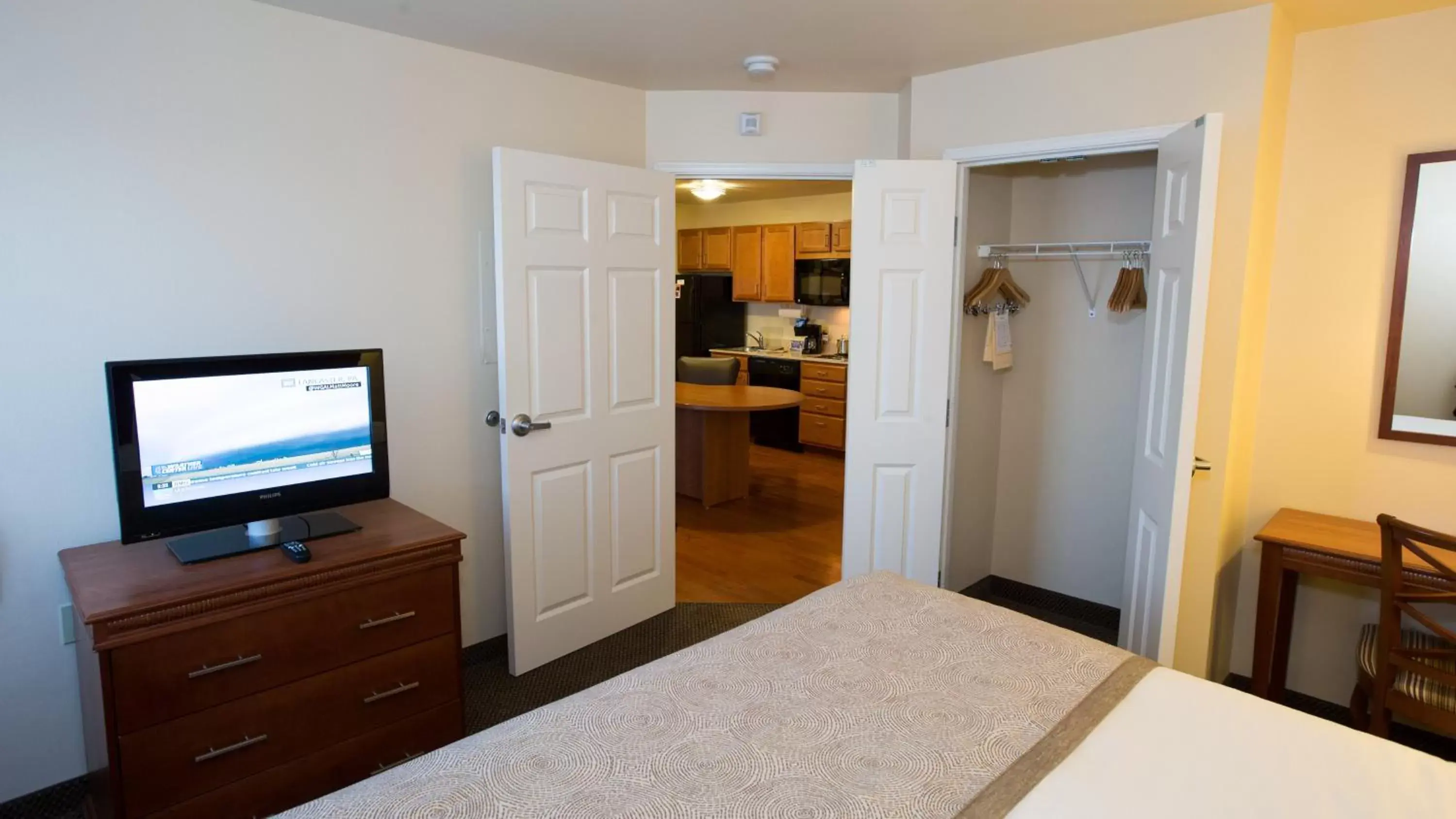 Bedroom, Bed in Candlewood Suites Joplin, an IHG Hotel