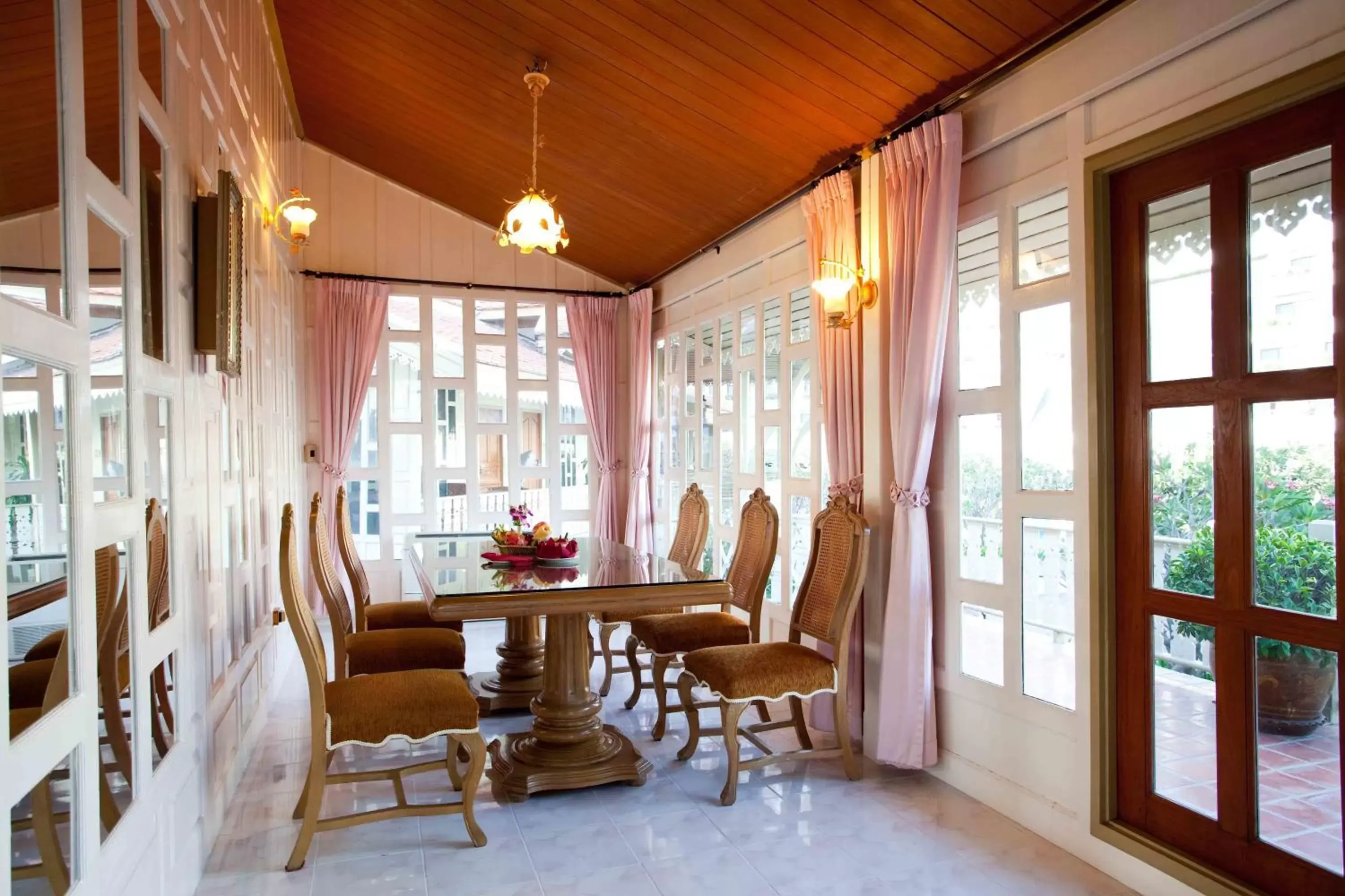 Dining Area in Methavalai Hotel