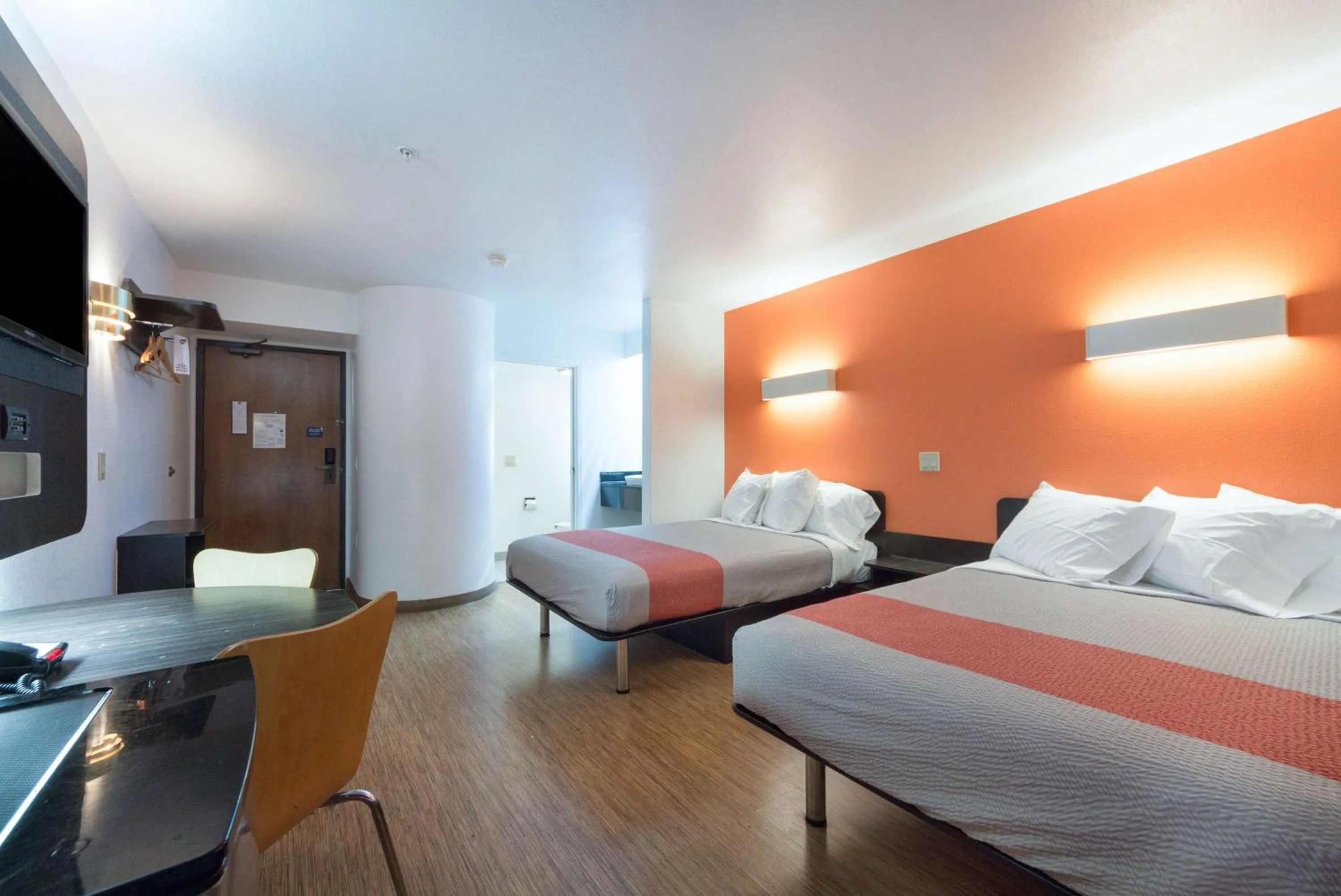 Photo of the whole room, Bed in Motel 6-Dallas, TX - Northeast