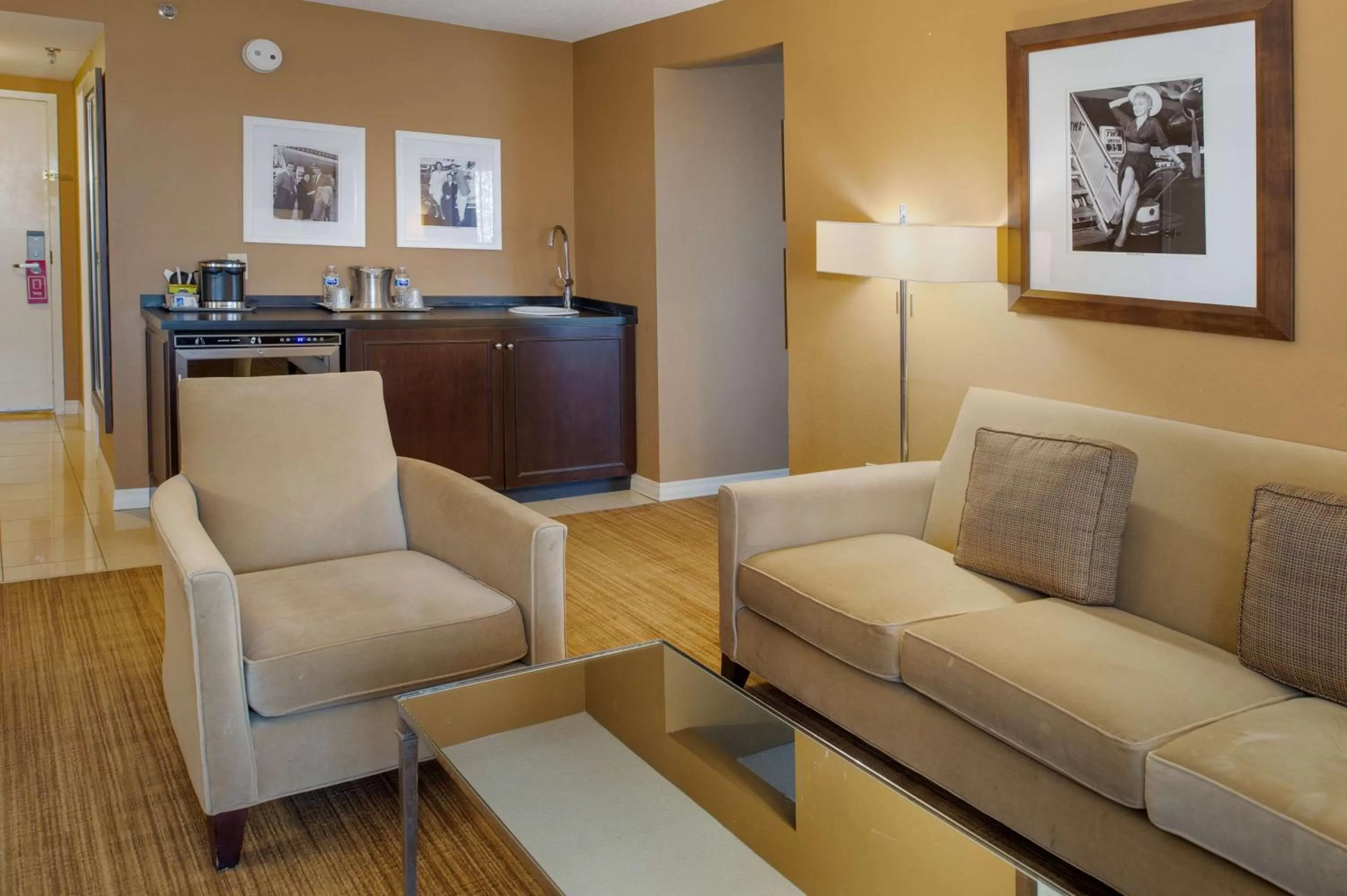 Living room in Hilton St. Louis Airport