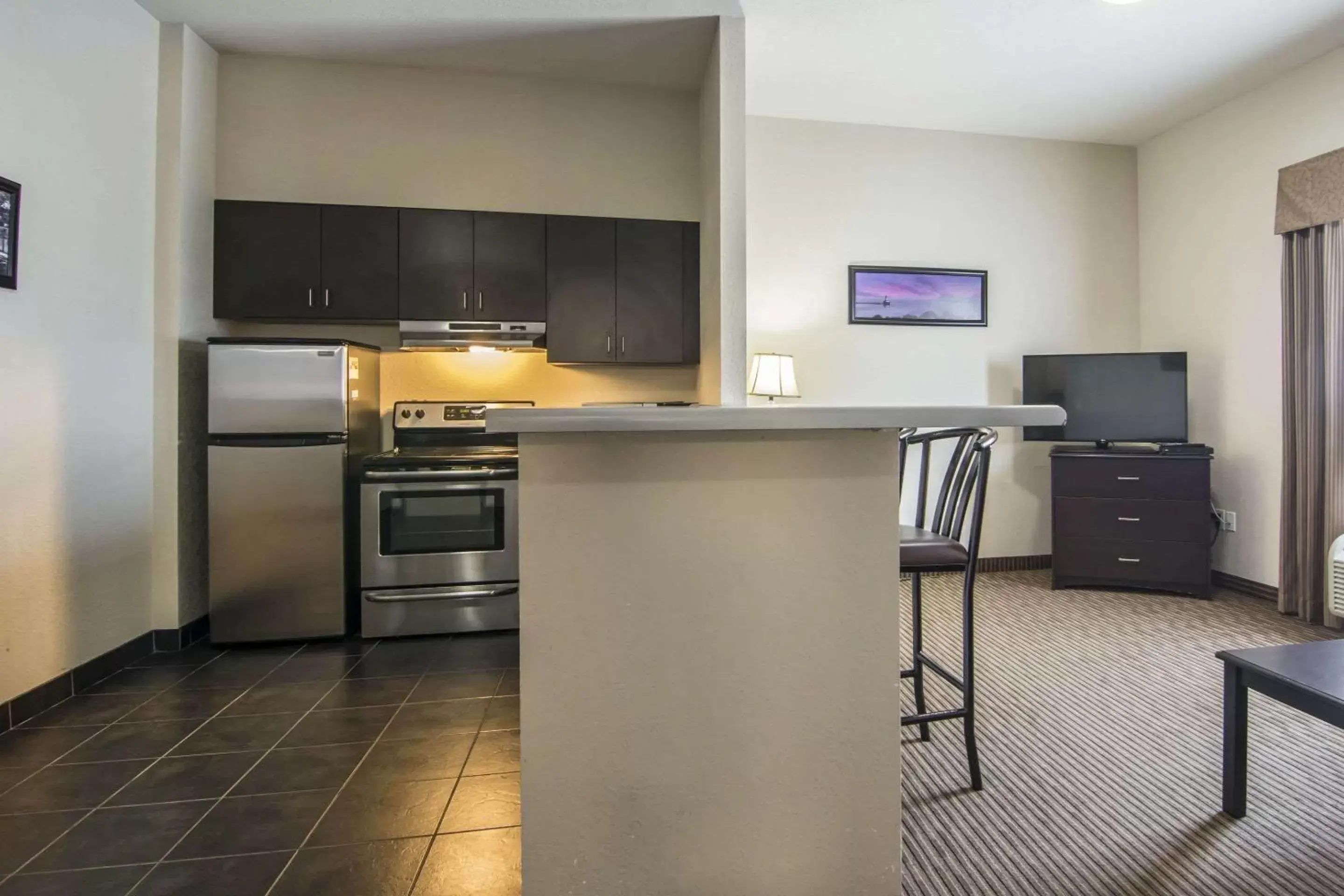 Photo of the whole room, Kitchen/Kitchenette in Quality Inn & Suites Thompson