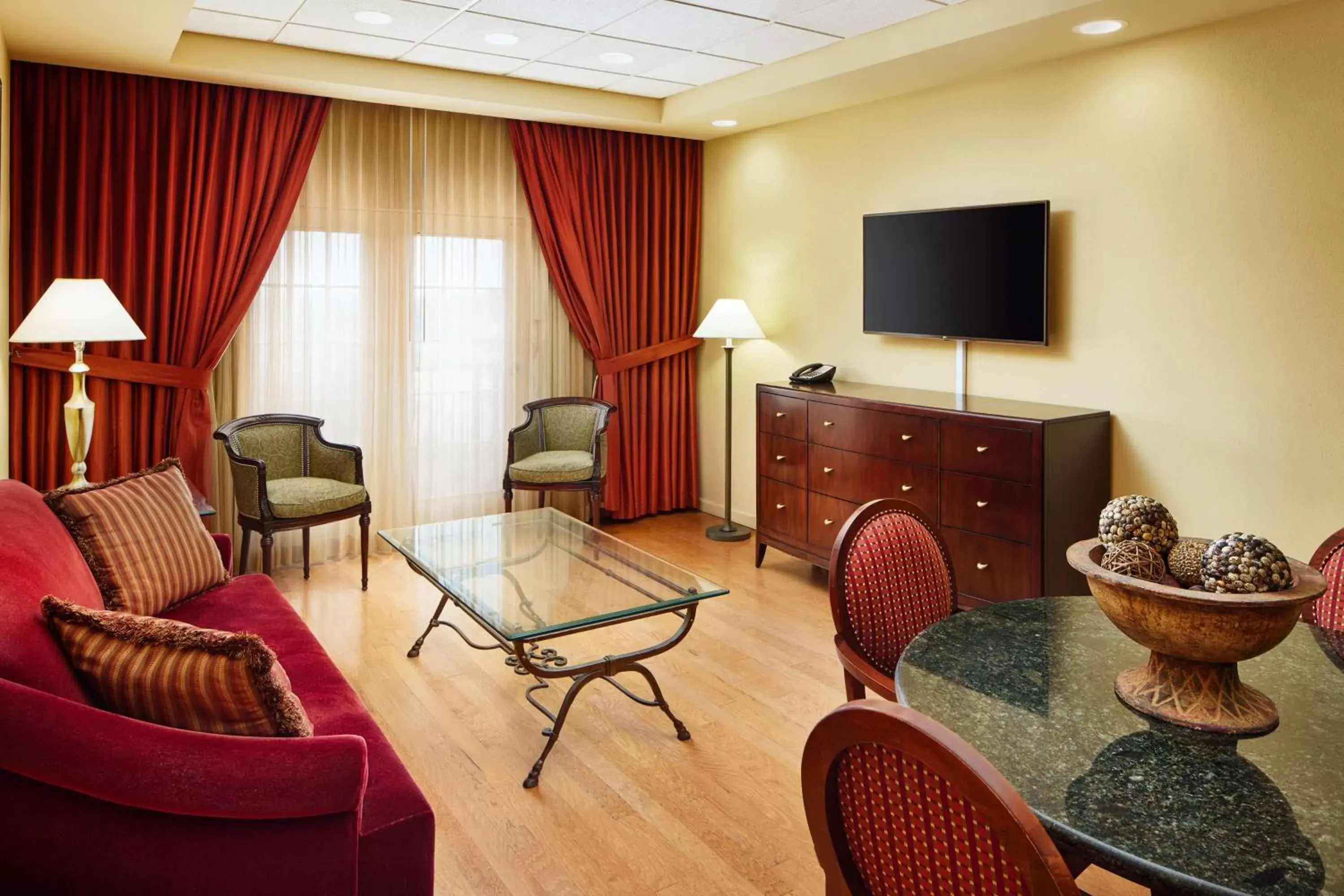 Living room, Seating Area in Embassy Suites by Hilton Columbia Greystone