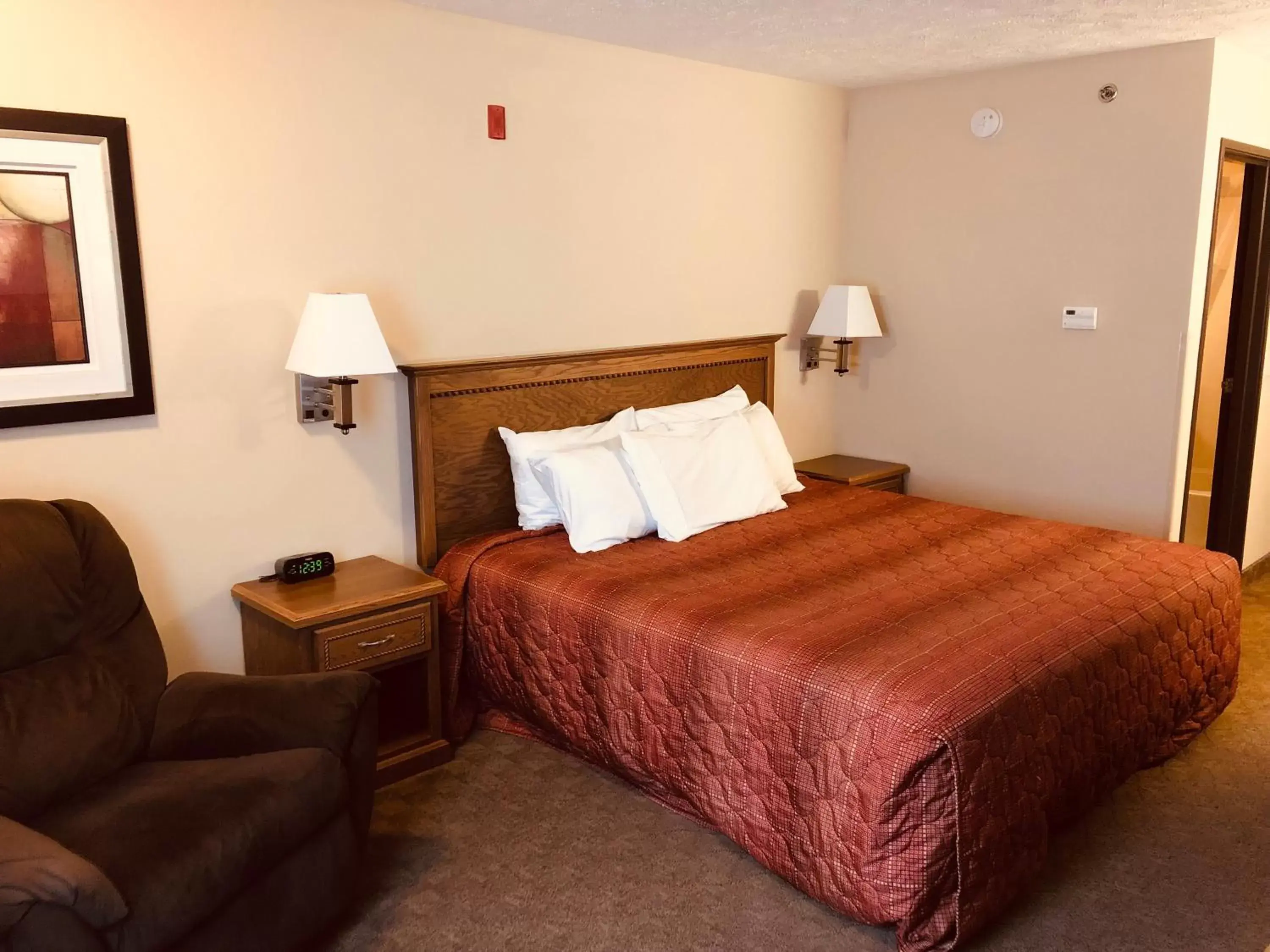 Bed in Shenandoah Inn & Suites