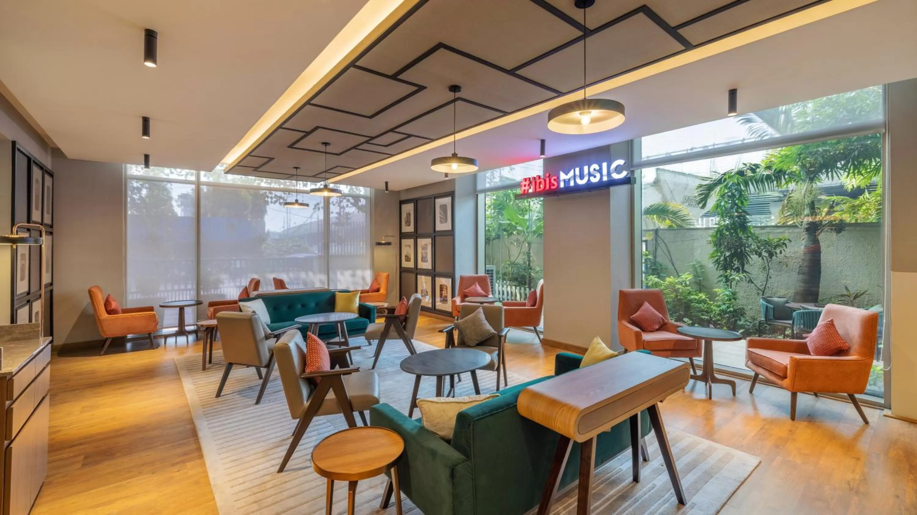 Lounge or bar in ibis Mumbai Airport - An Accor Brand