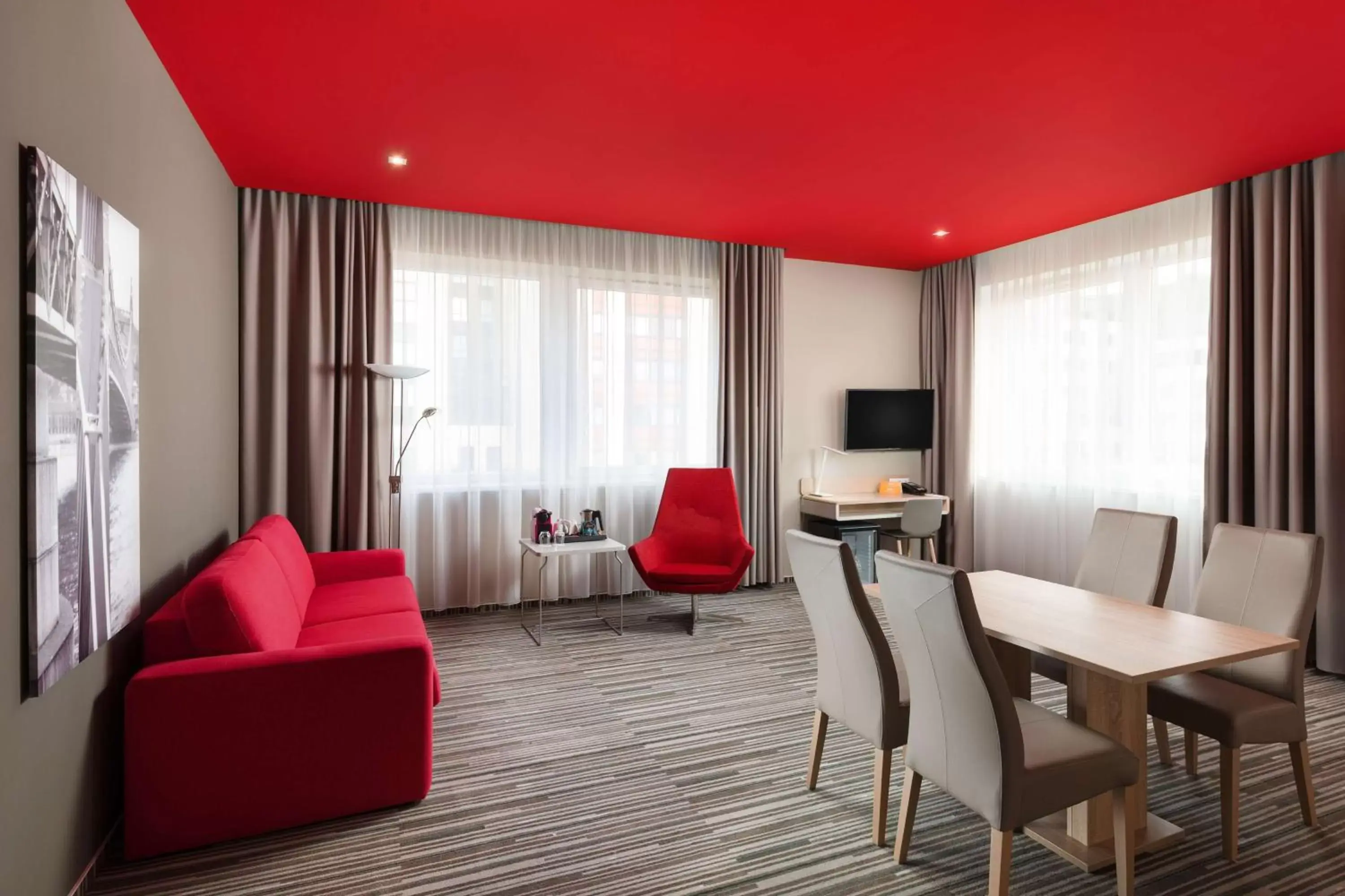 Photo of the whole room, Seating Area in Park Inn By Radisson Budapest