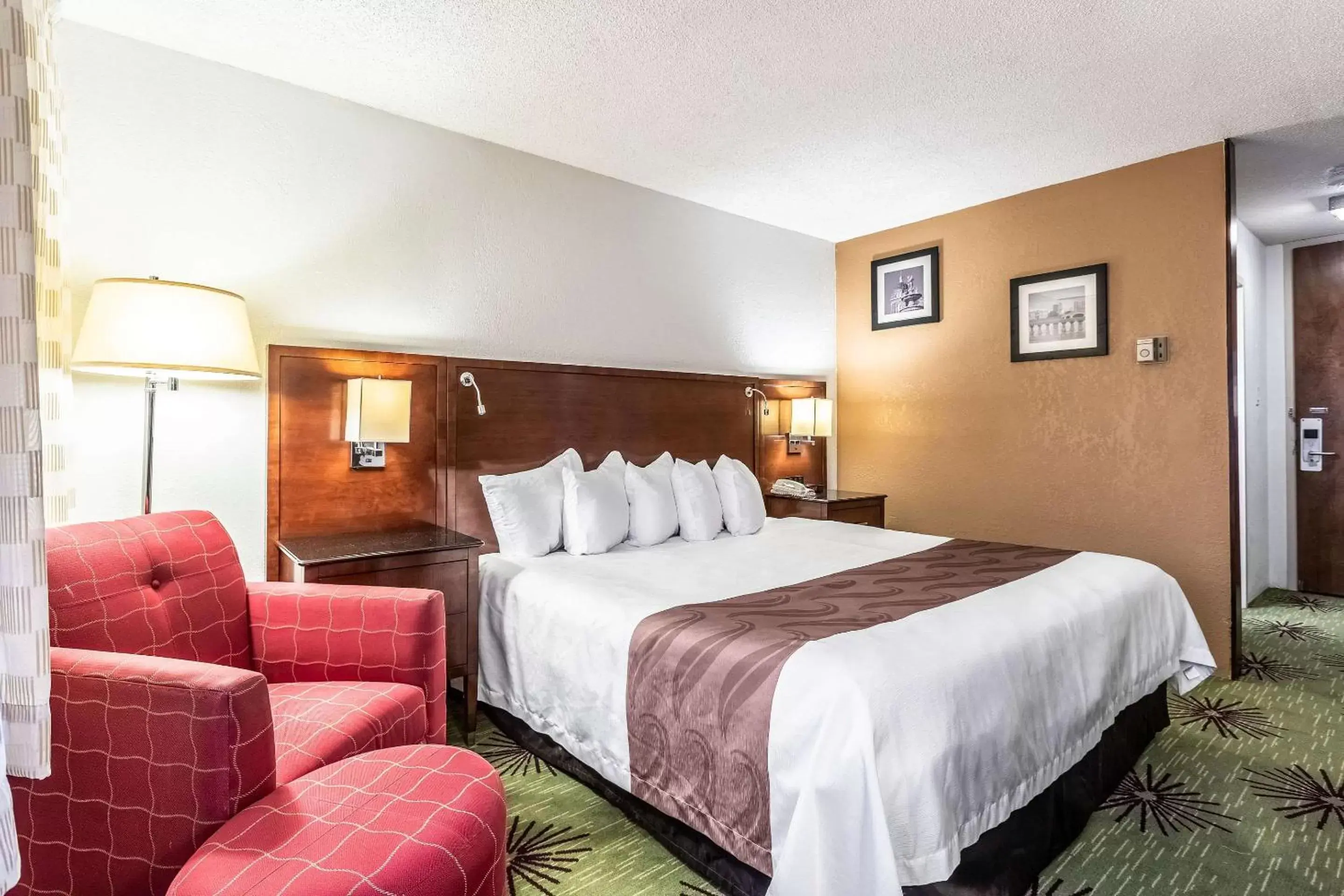 Photo of the whole room, Bed in Quality Inn & Suites