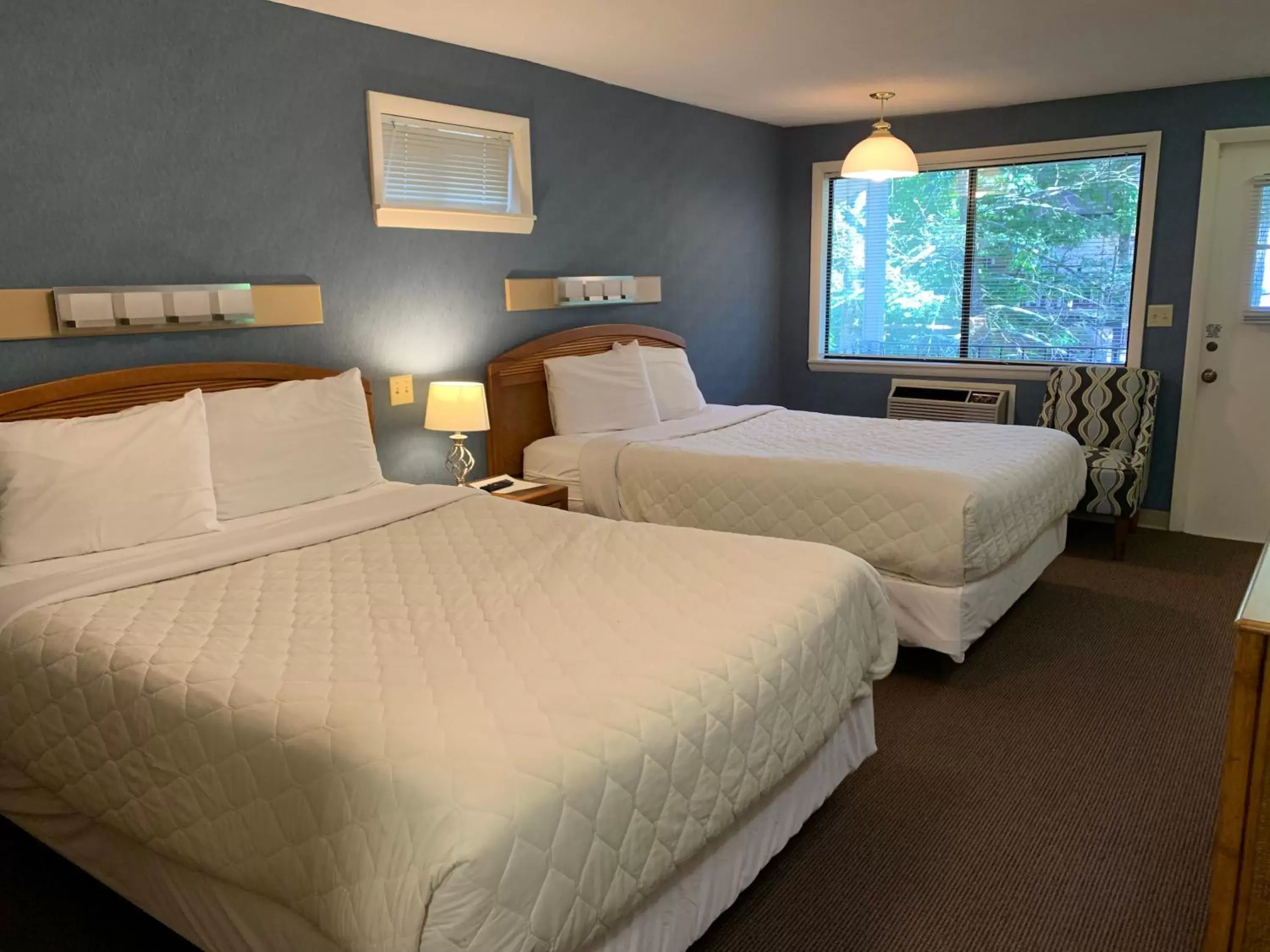 Bed in Carr's Northside Hotel and Cottages