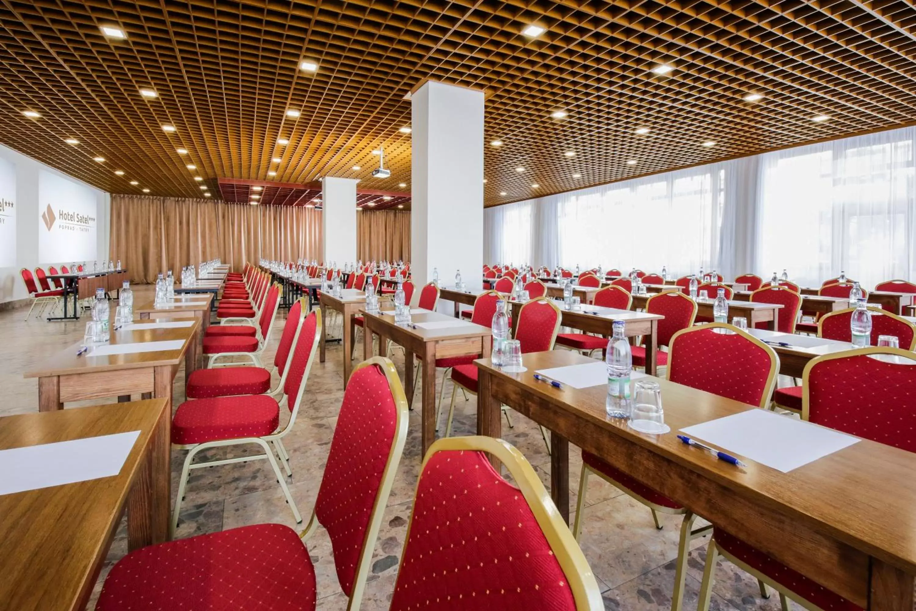 Meeting/conference room, Restaurant/Places to Eat in Hotel SATEL