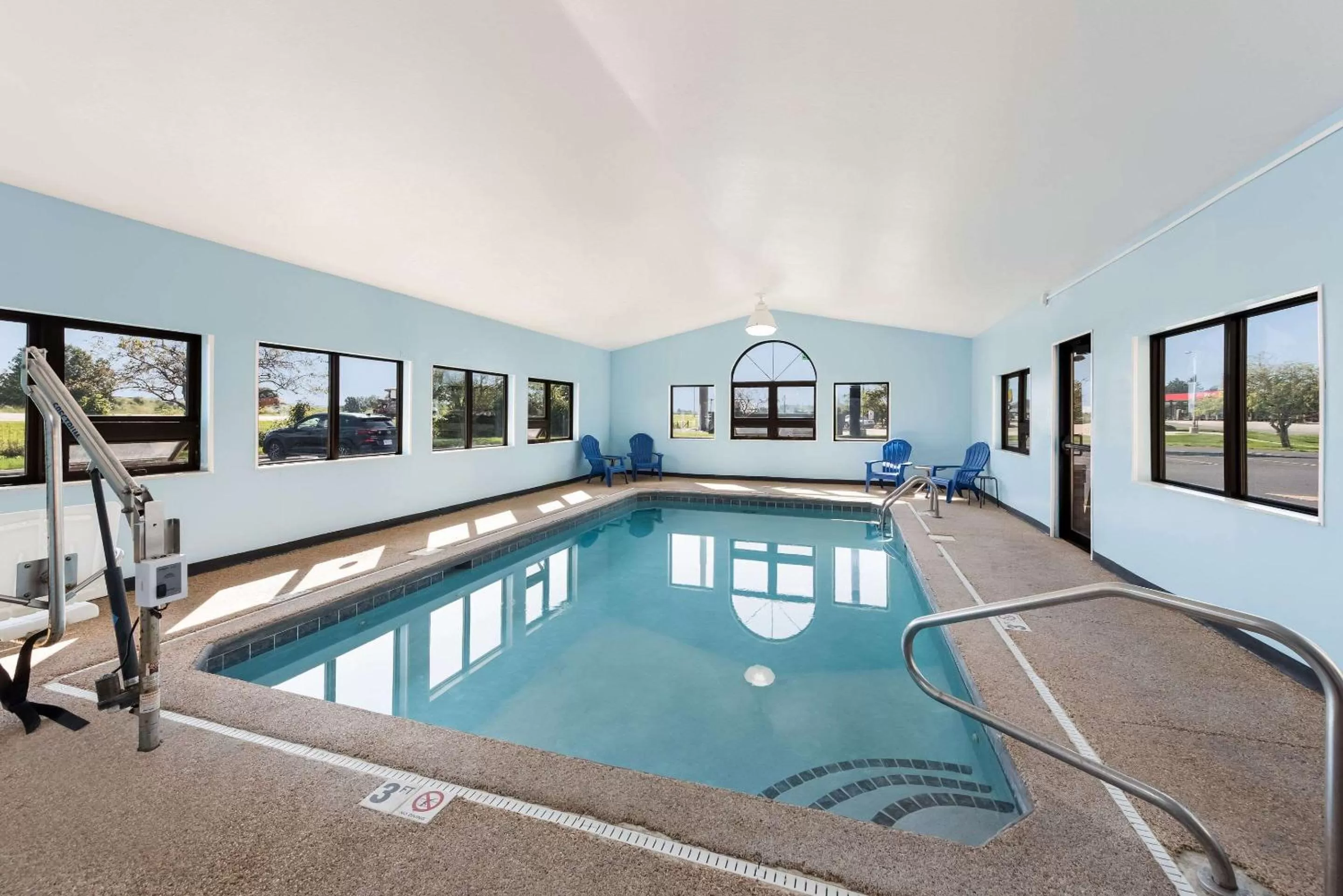 Swimming pool in Quality Inn Upper Sandusky