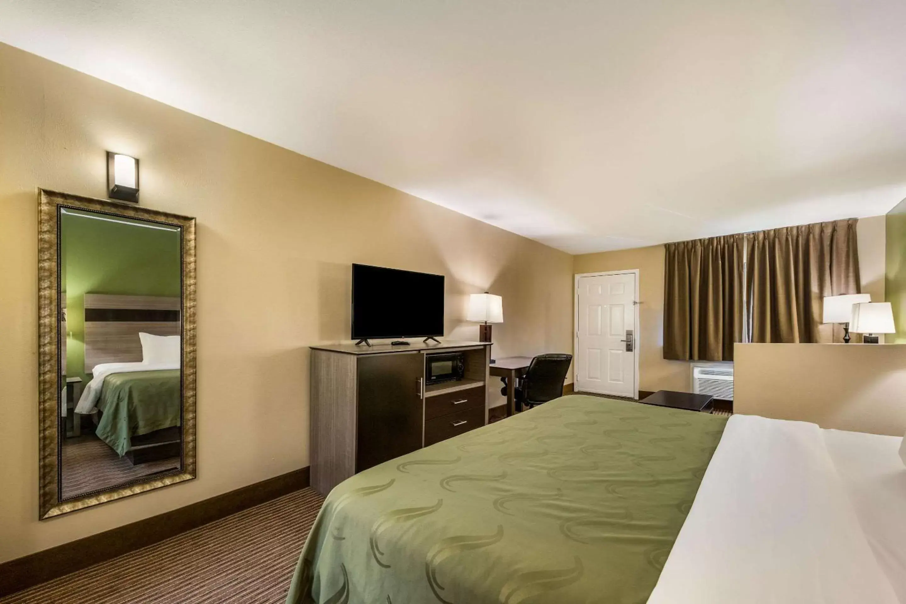 Photo of the whole room, Bed in Quality Inn & Suites - Garland