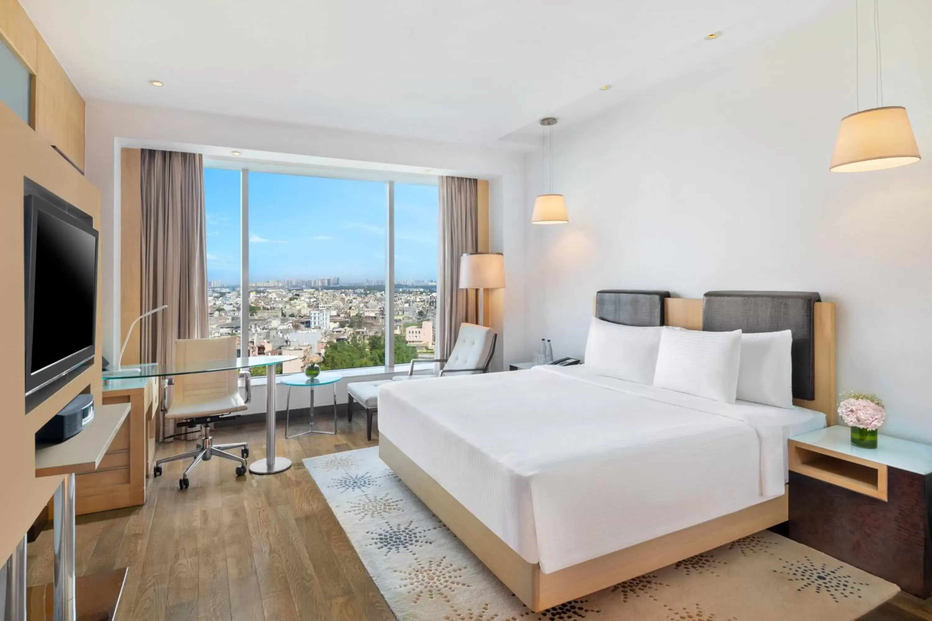 Restaurant/places to eat, Bed in Crowne Plaza Greater Noida by IHG Restaurant/places to eat, Bed in Crowne Plaza Greater Noida by IHG