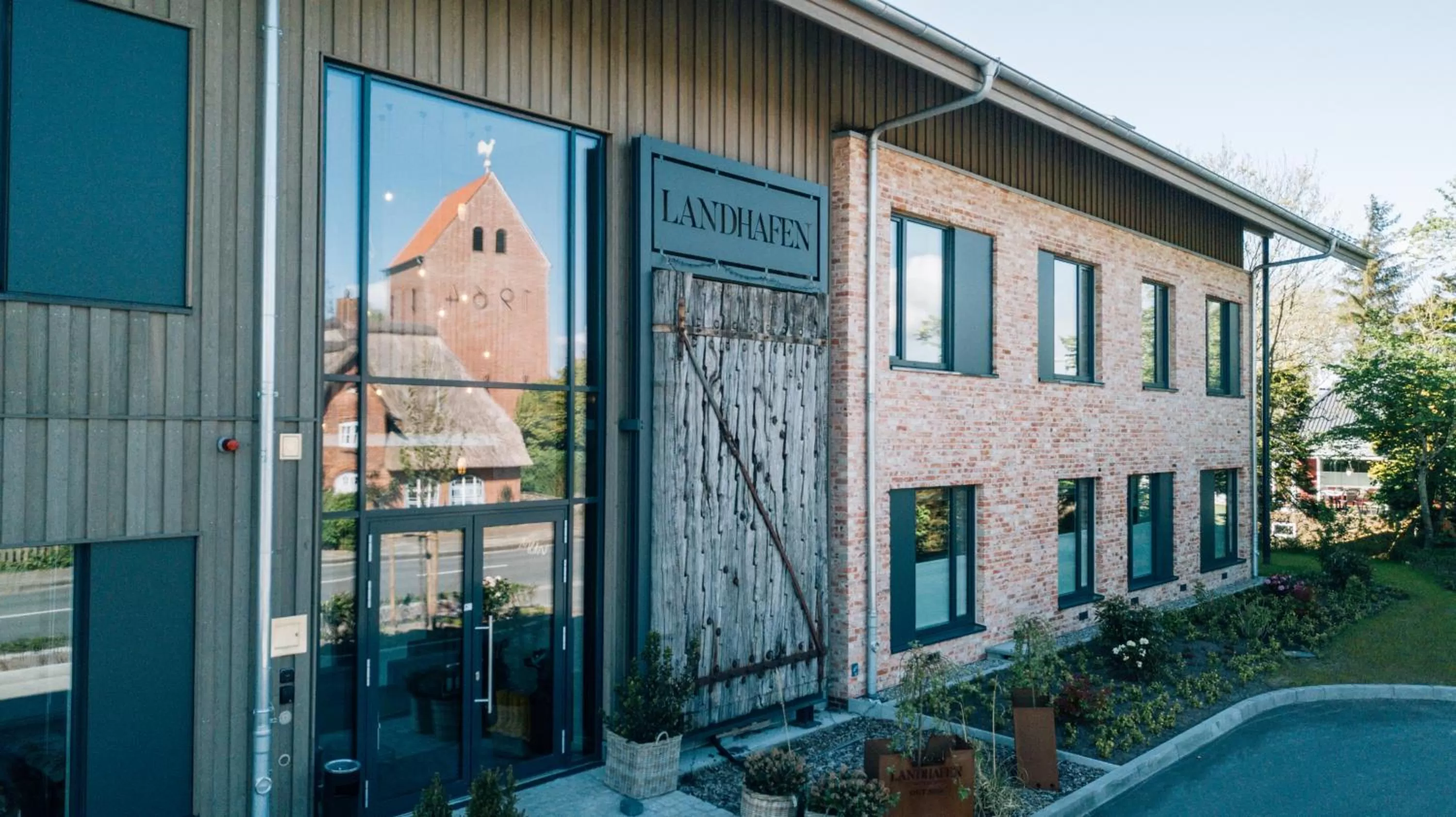 Facade/entrance in Hotel Landhafen