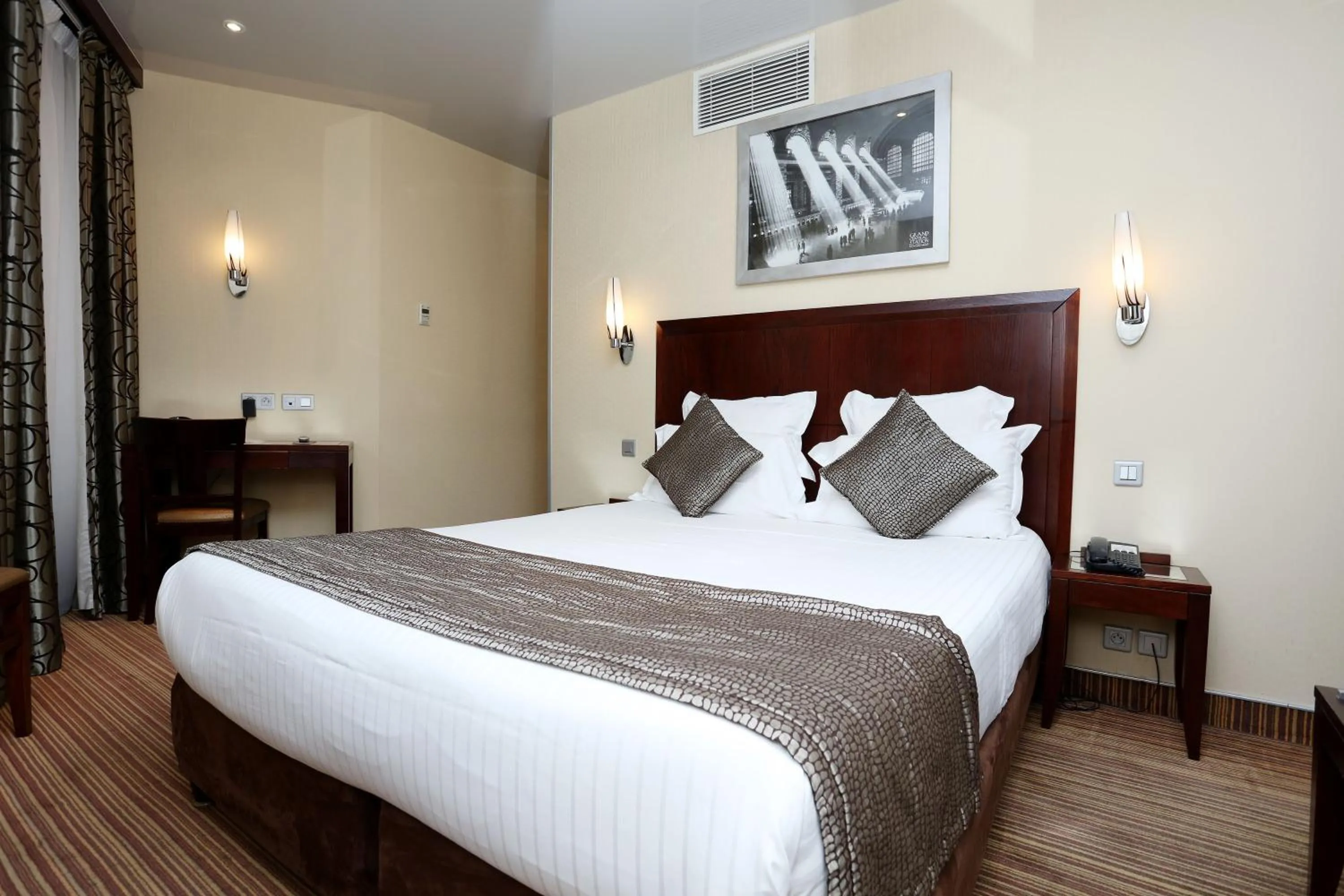 Bed in Grand Hotel Francais