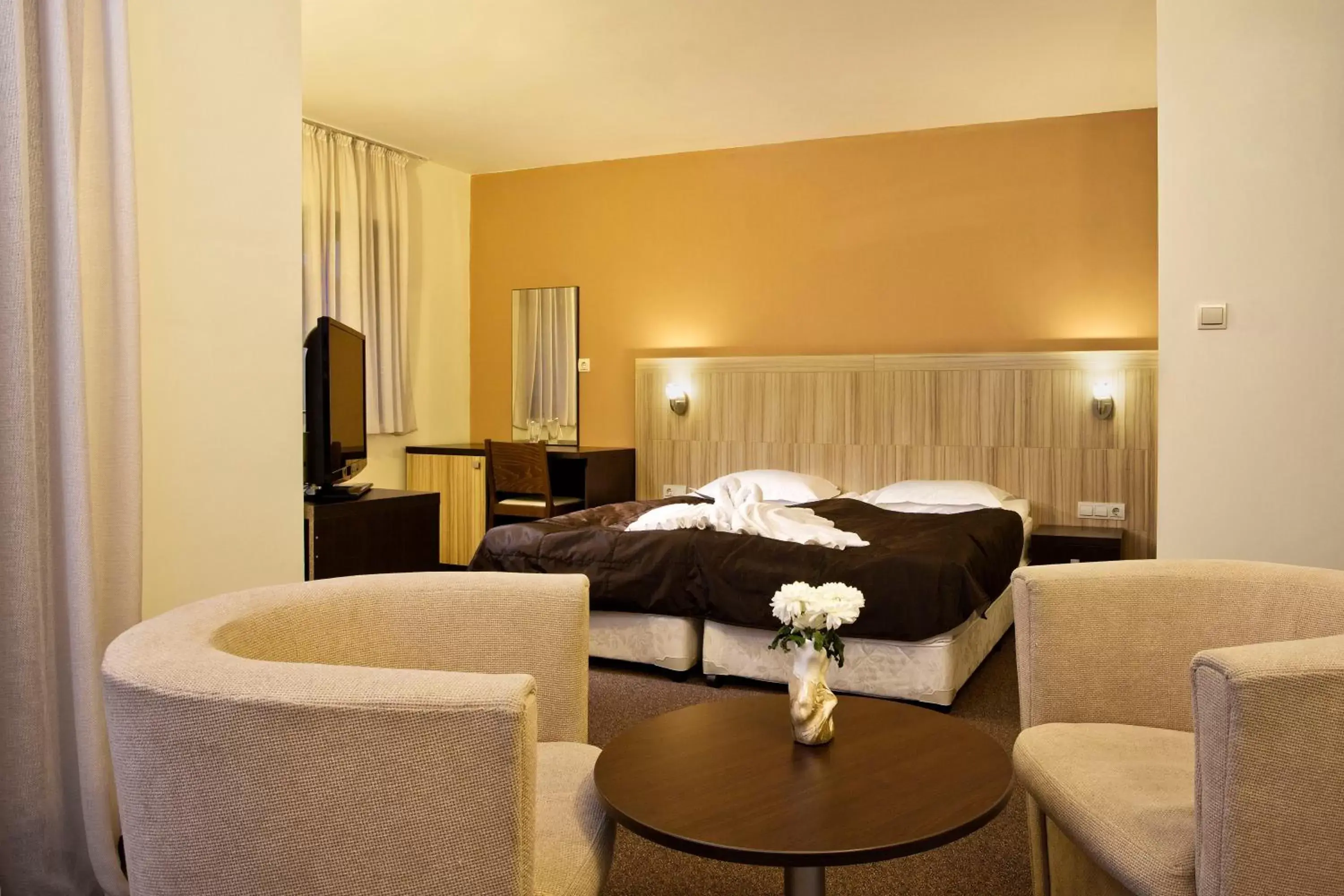 Seating area, Bed in Hotel Casa Karina Bansko - Half Board & All Inclusive